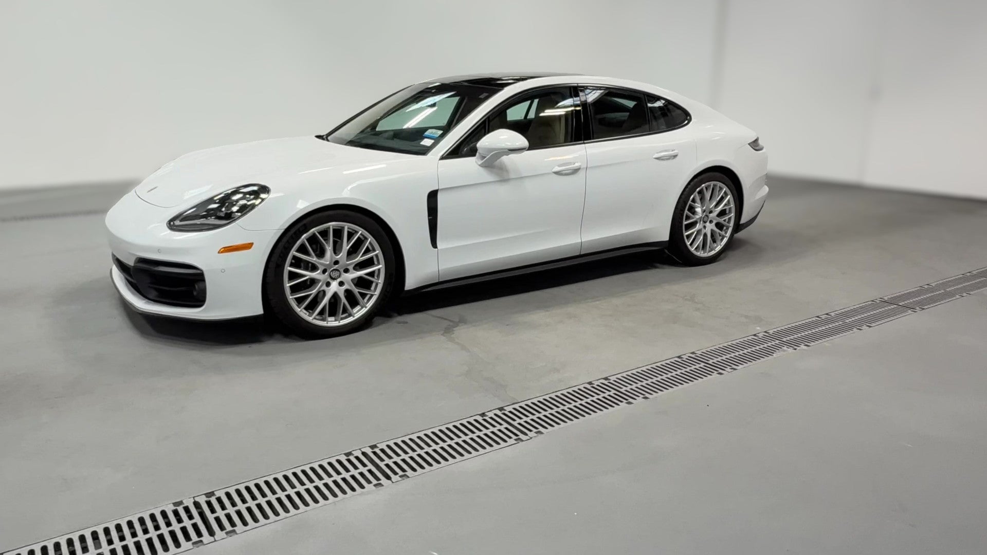2022 Porsche Panamera vehicle photo