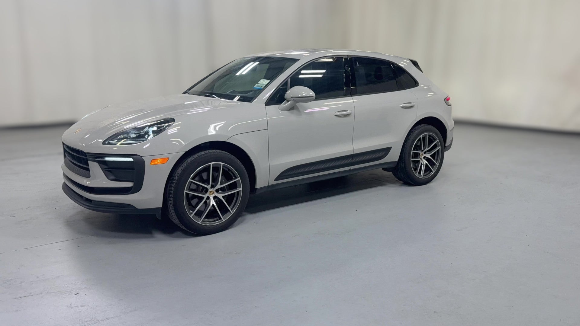 2022 Porsche Macan vehicle photo