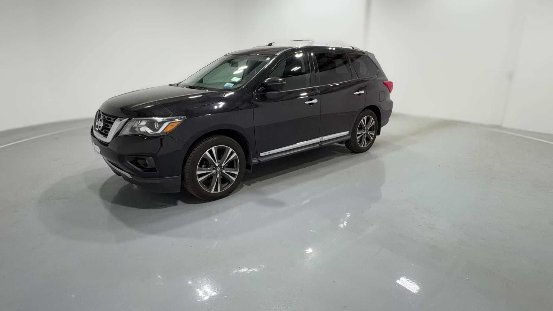 2017 Nissan Pathfinder vehicle photo