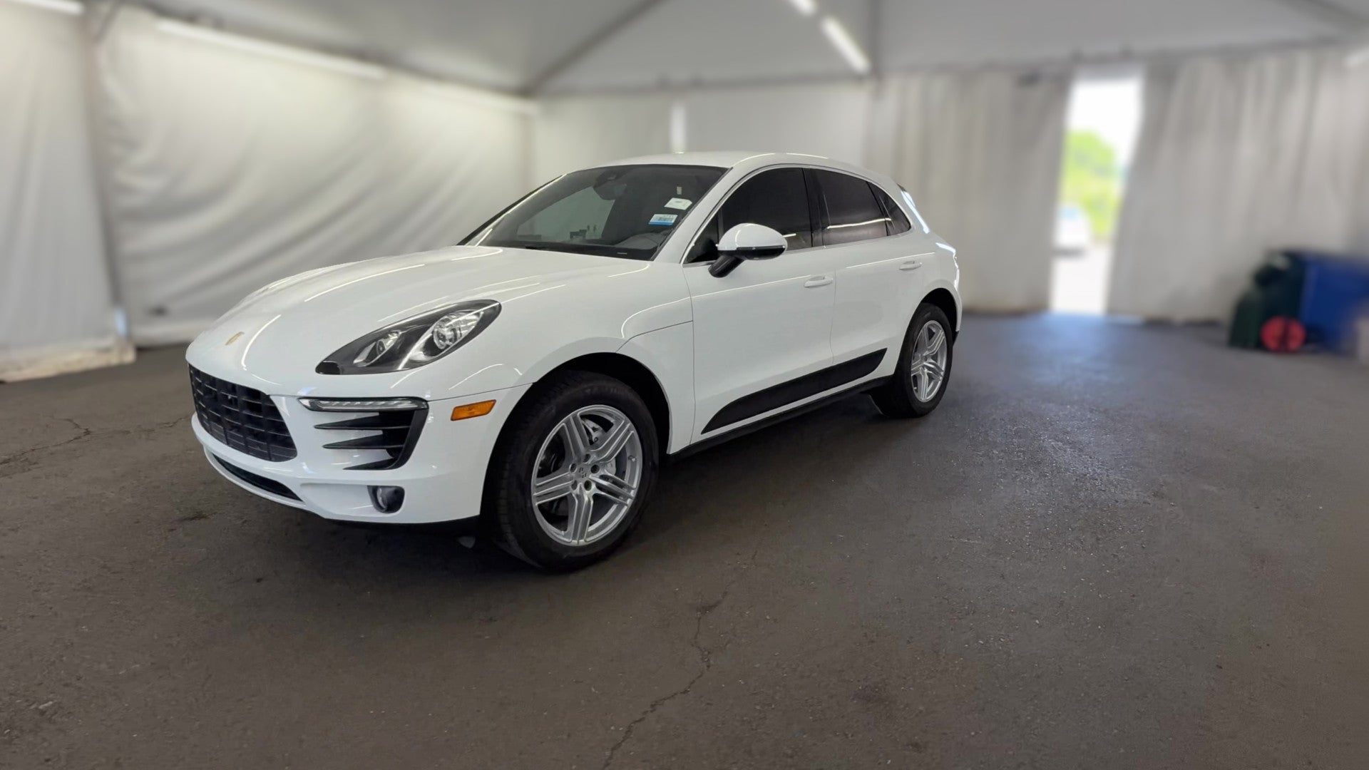 2017 Porsche Macan vehicle photo
