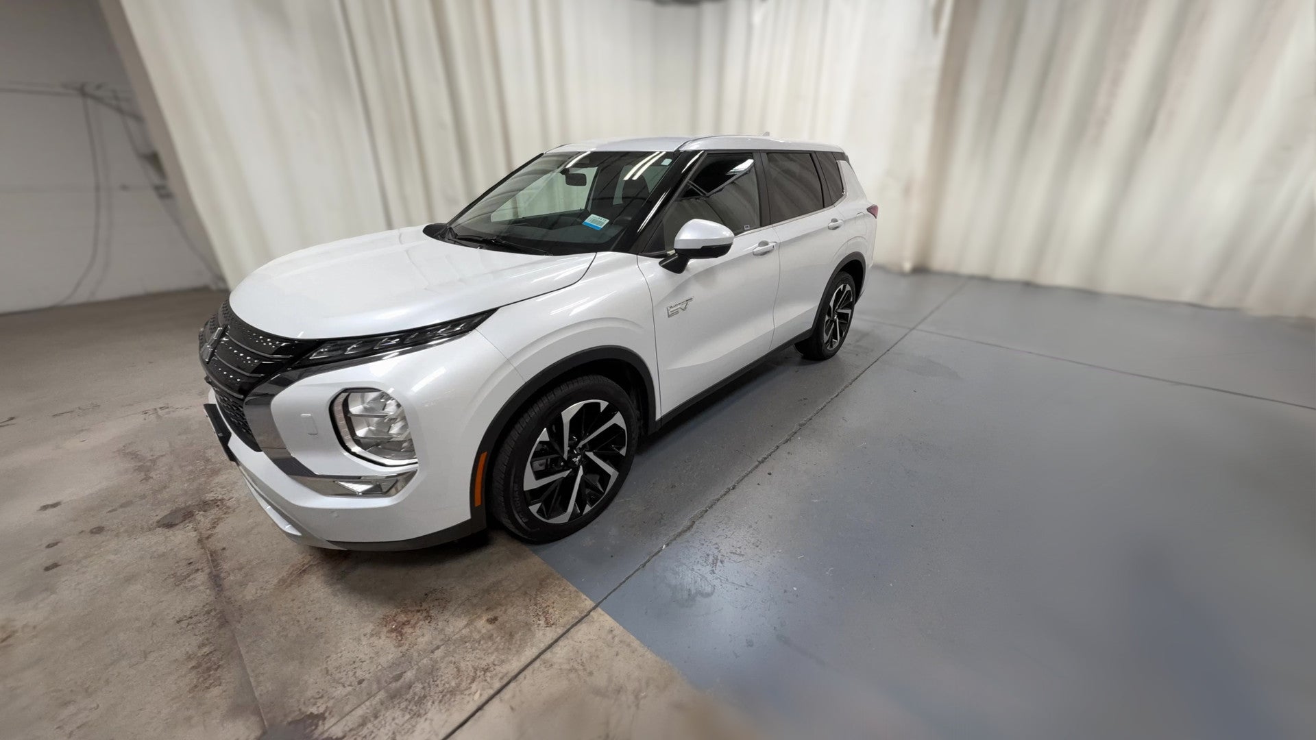 2023 Mitsubishi Outlander PHEV vehicle photo