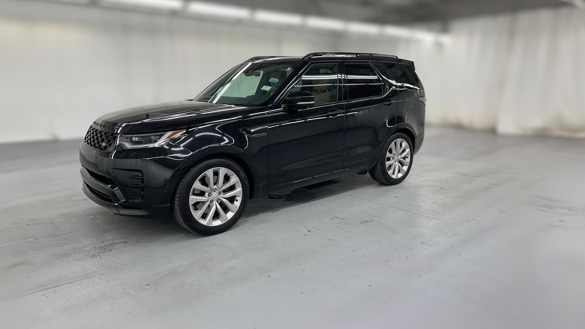 2024 Land Rover Discovery vehicle photo