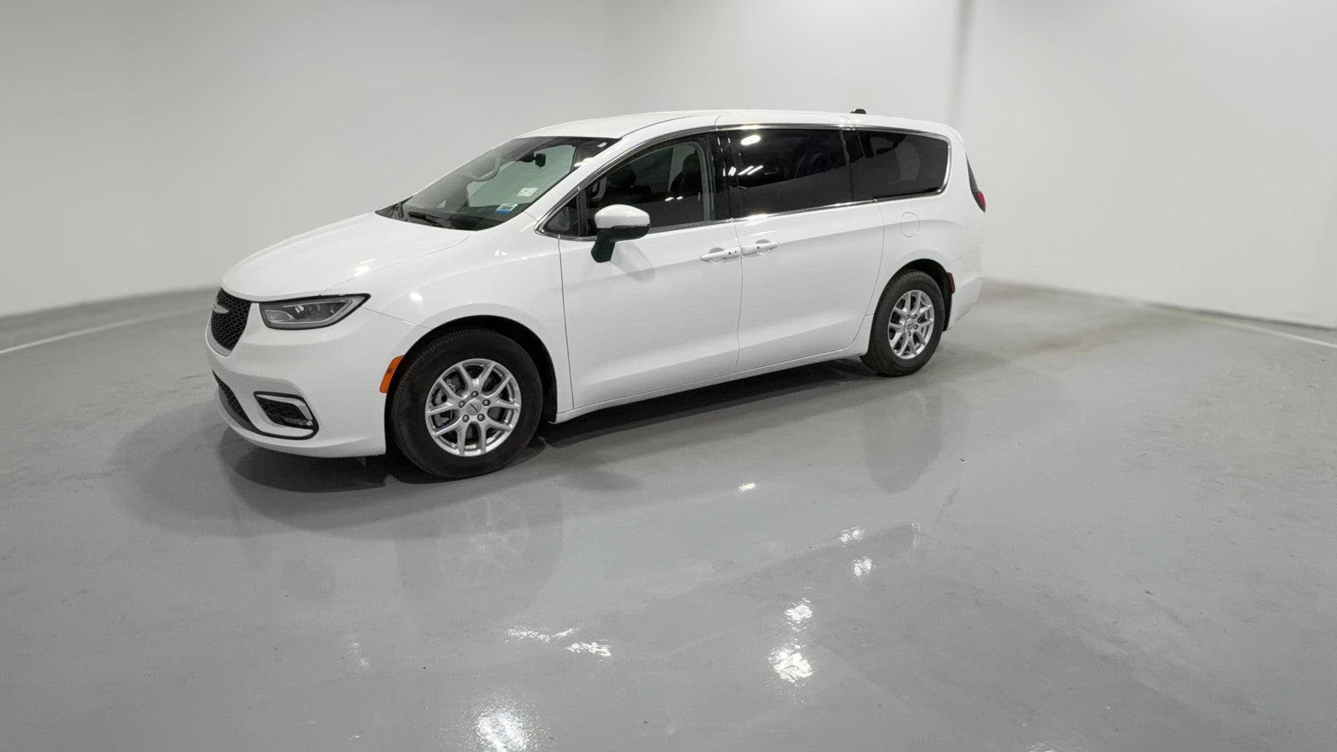 2023 Chrysler Pacifica vehicle photo