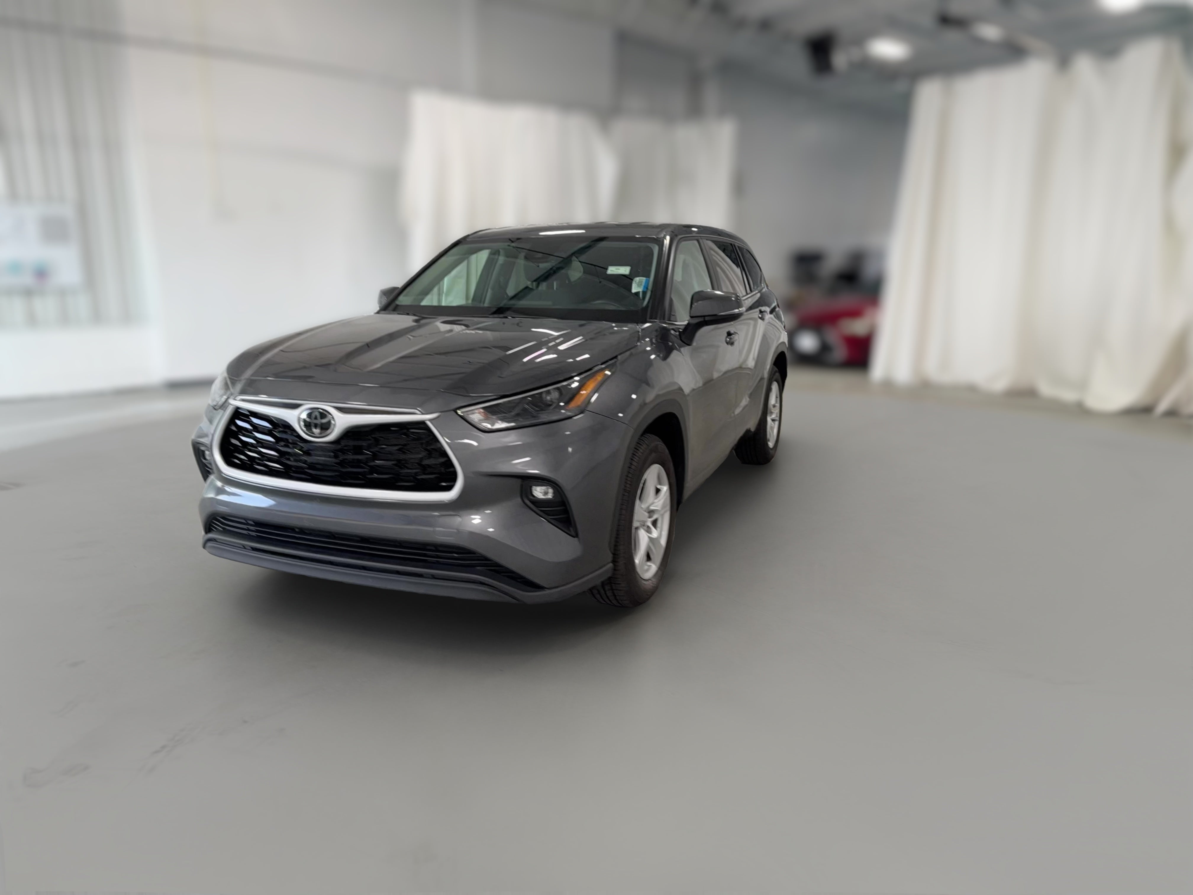 2025 Toyota Highlander LE - Photo 29