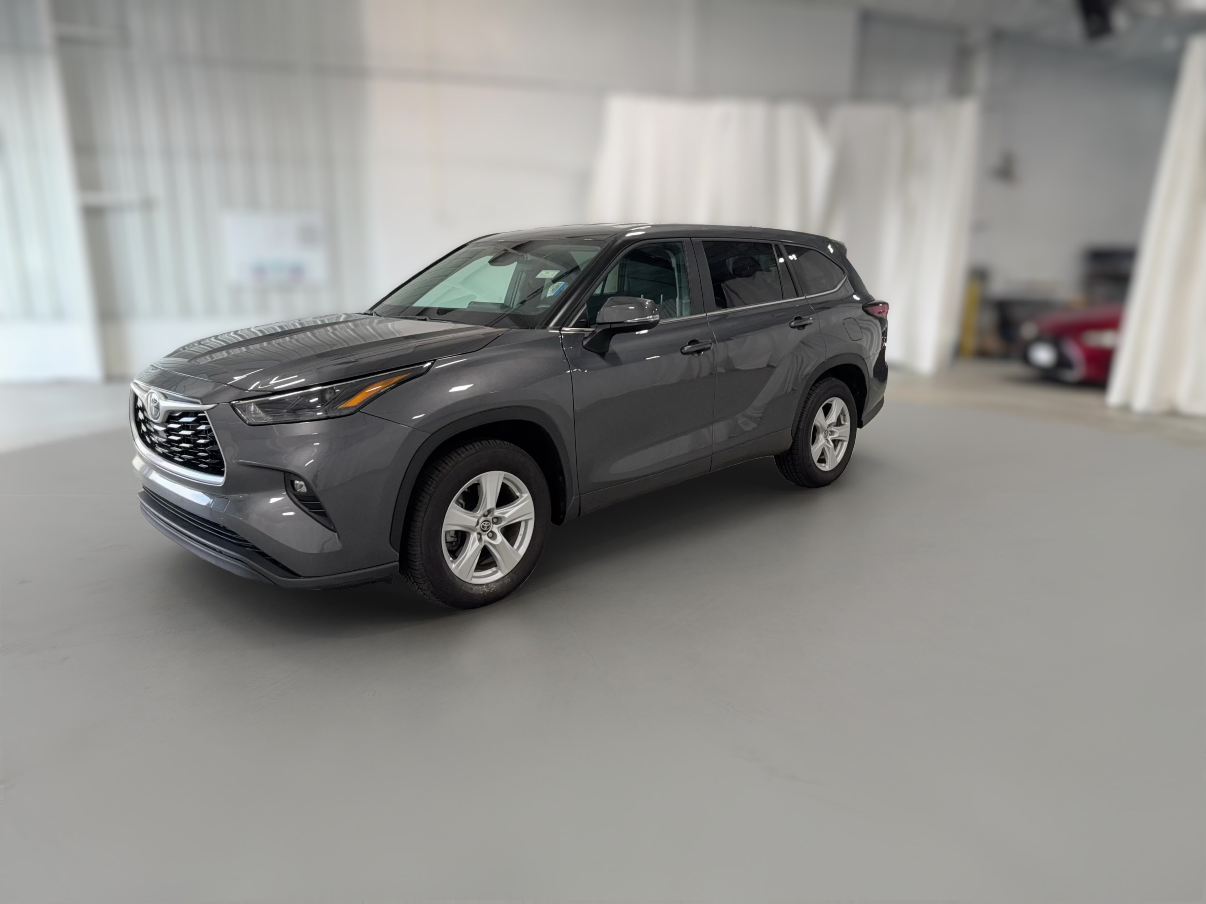 2025 Toyota Highlander LE - Photo 30