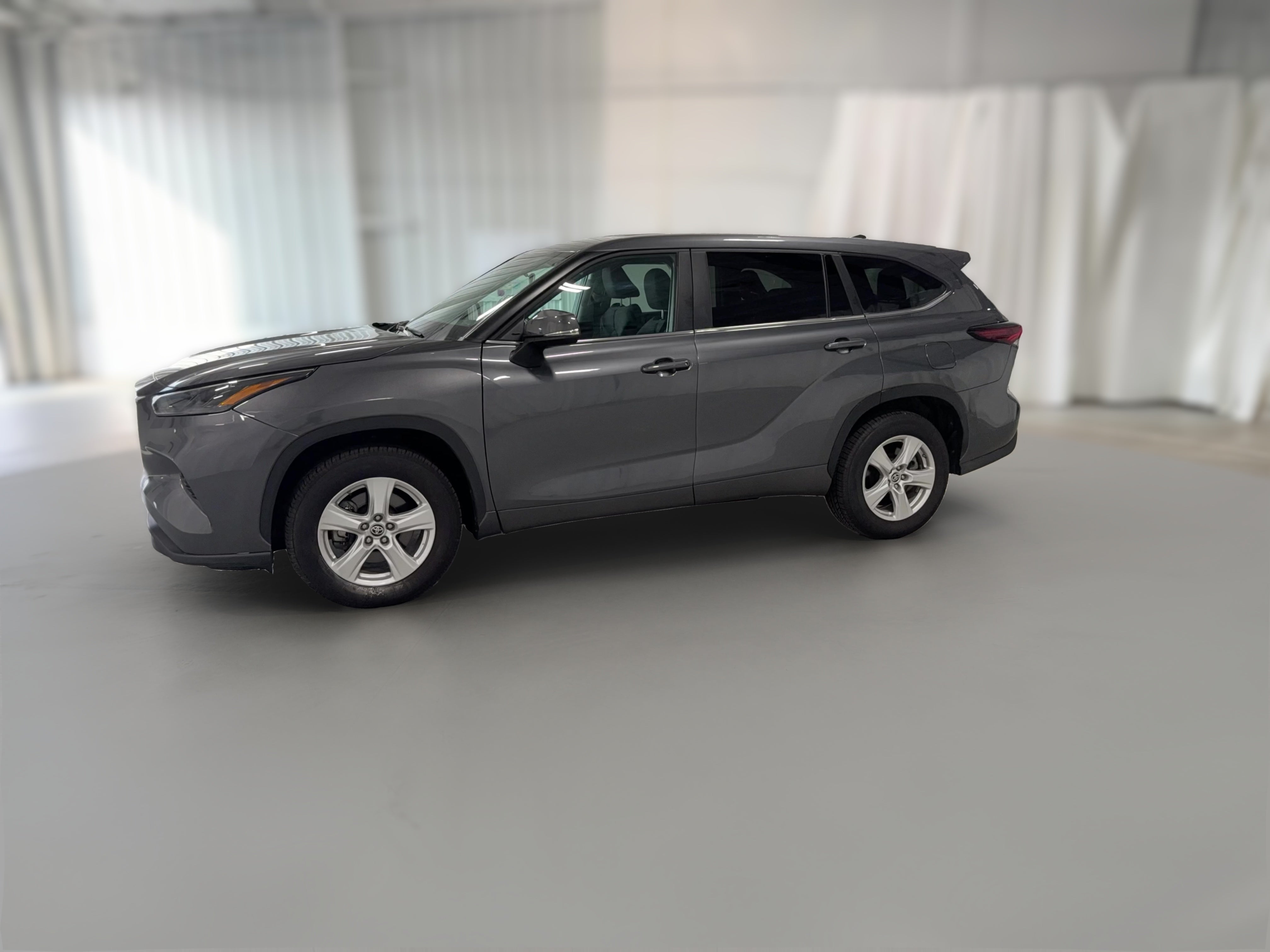 2025 Toyota Highlander LE - Photo 31