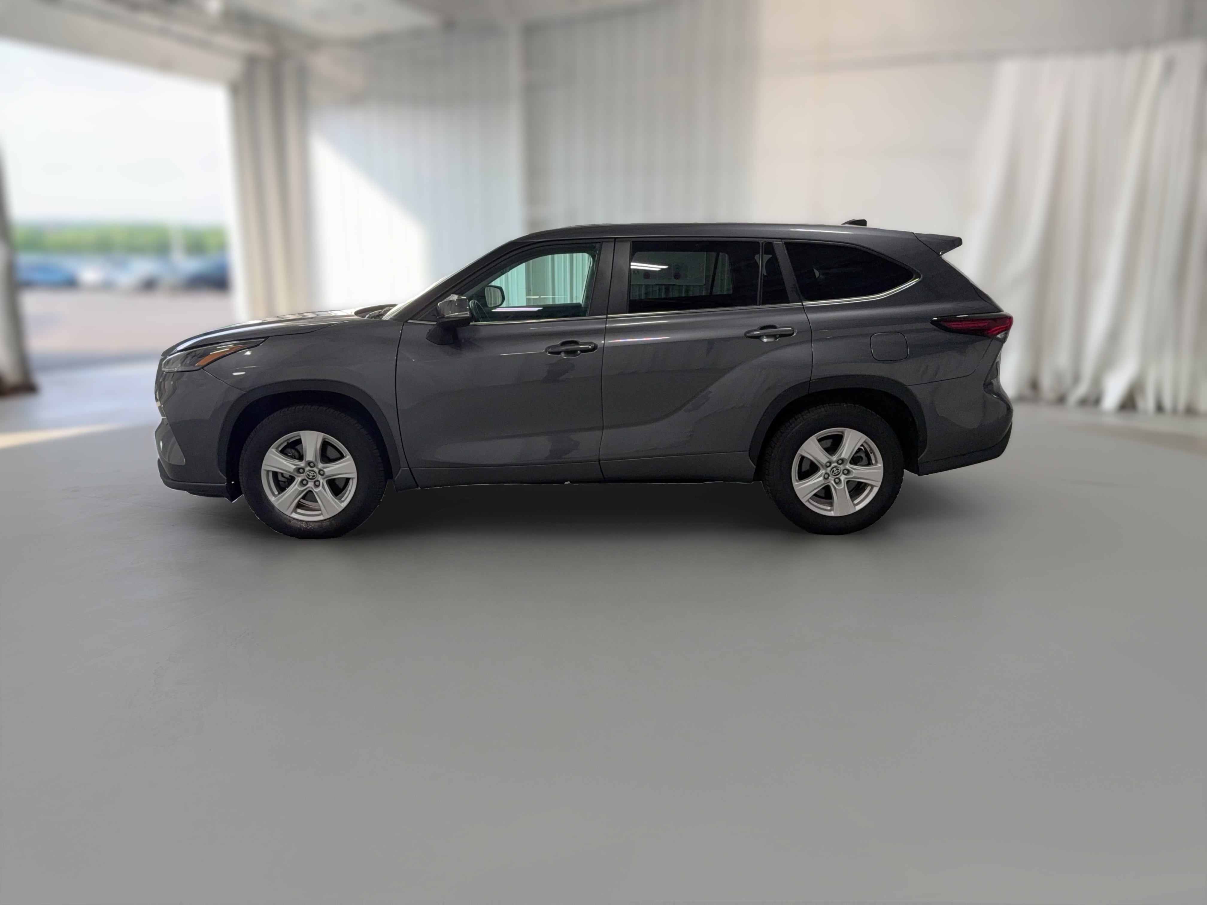 2025 Toyota Highlander LE - Photo 32