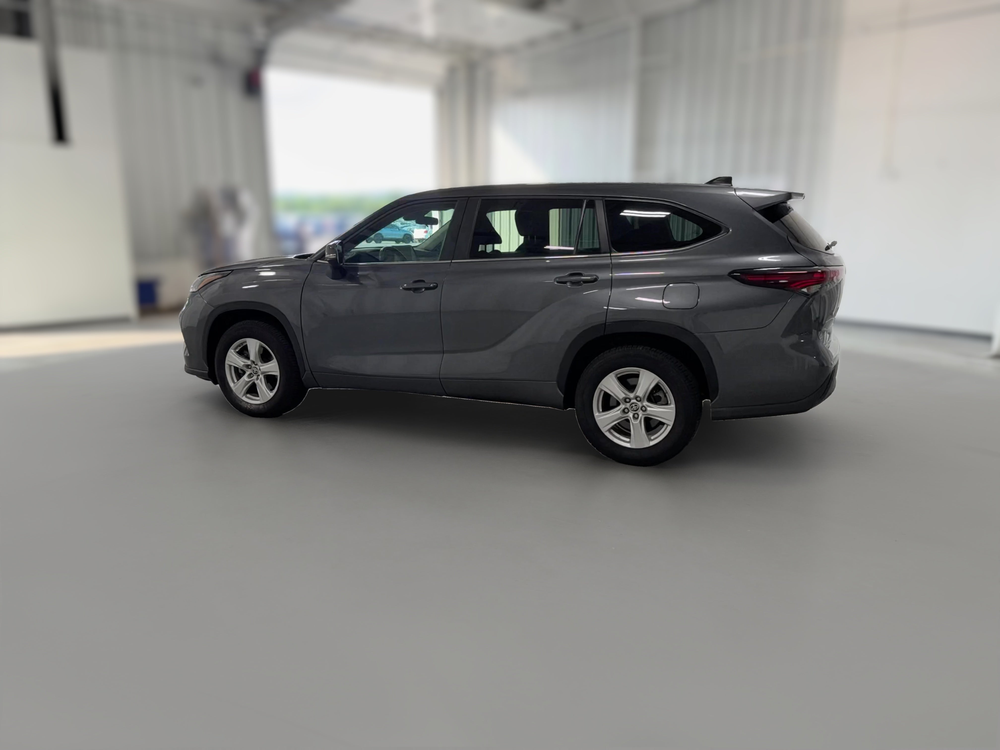 2025 Toyota Highlander LE - Photo 33