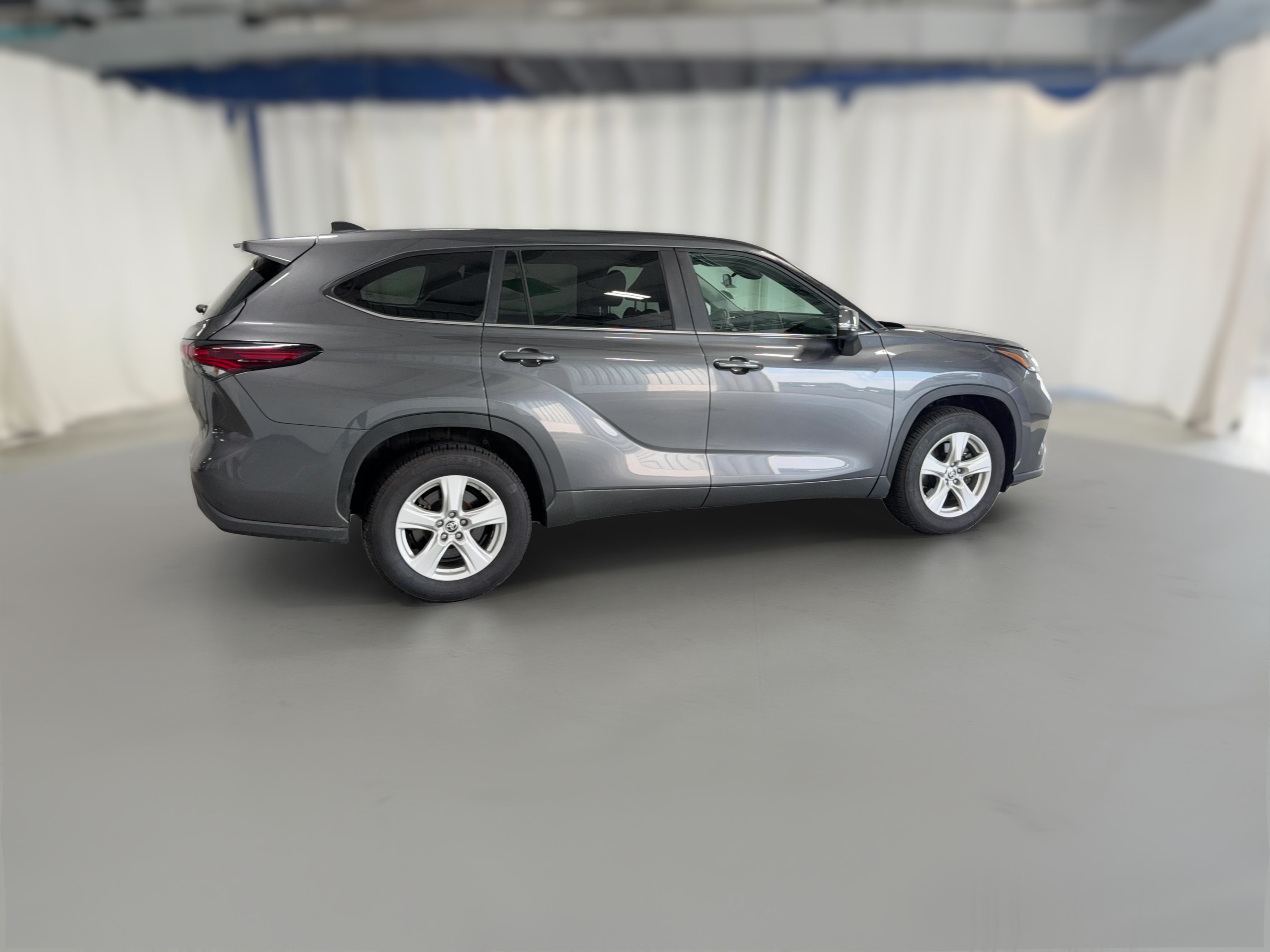 2025 Toyota Highlander LE - Photo 39