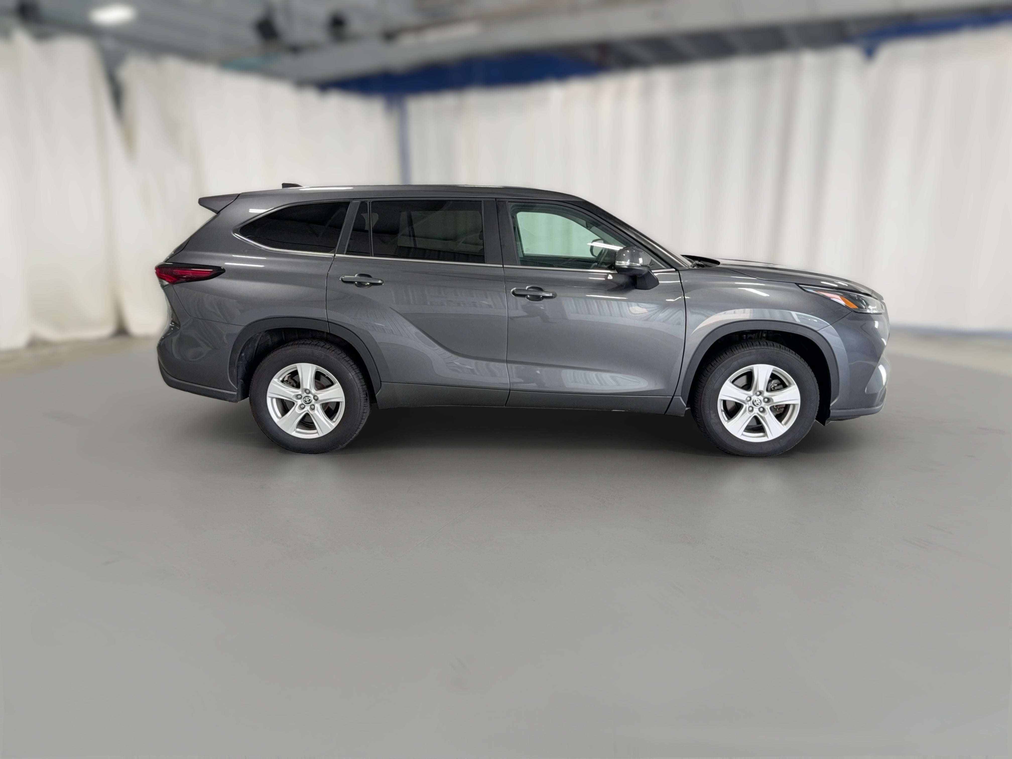 2025 Toyota Highlander LE - Photo 40