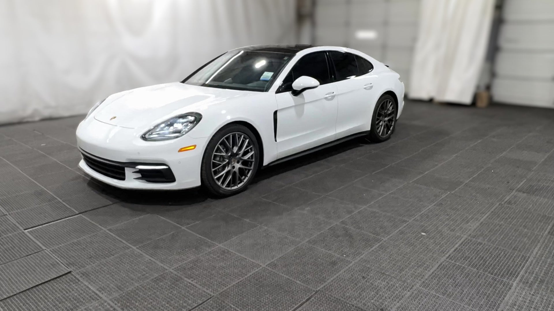 2018 Porsche Panamera vehicle photo