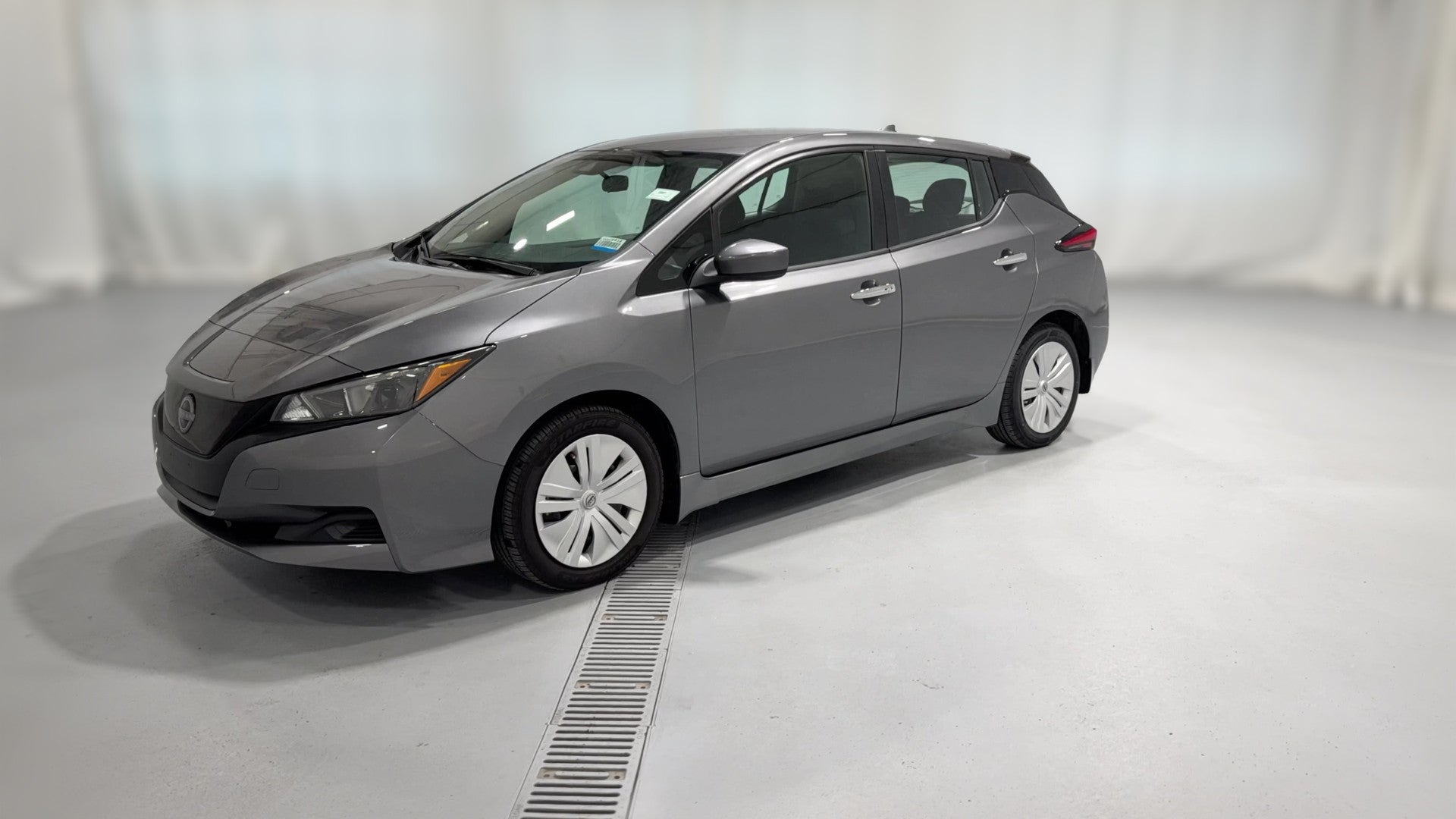 2025 Nissan LEAF vehicle photo