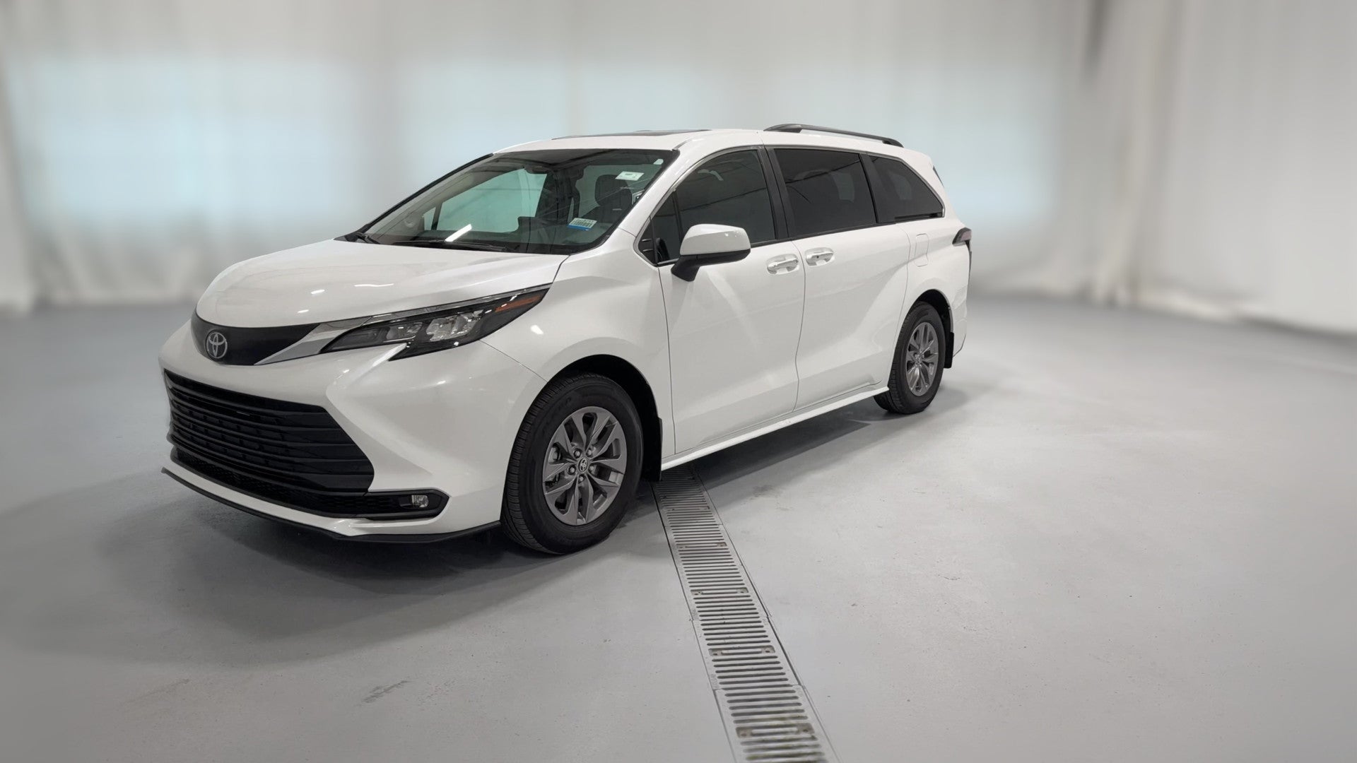 2026 Toyota Sienna vehicle photo