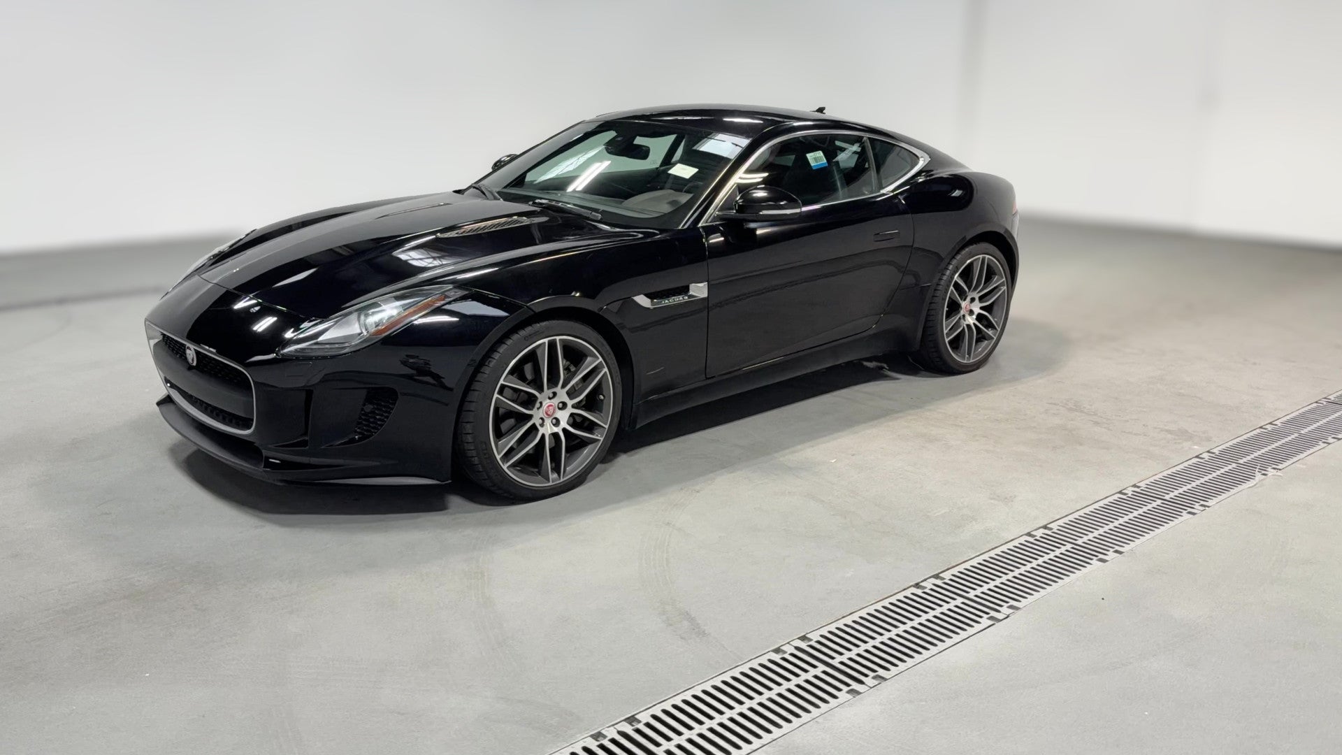 2015 Jaguar F-TYPE vehicle photo