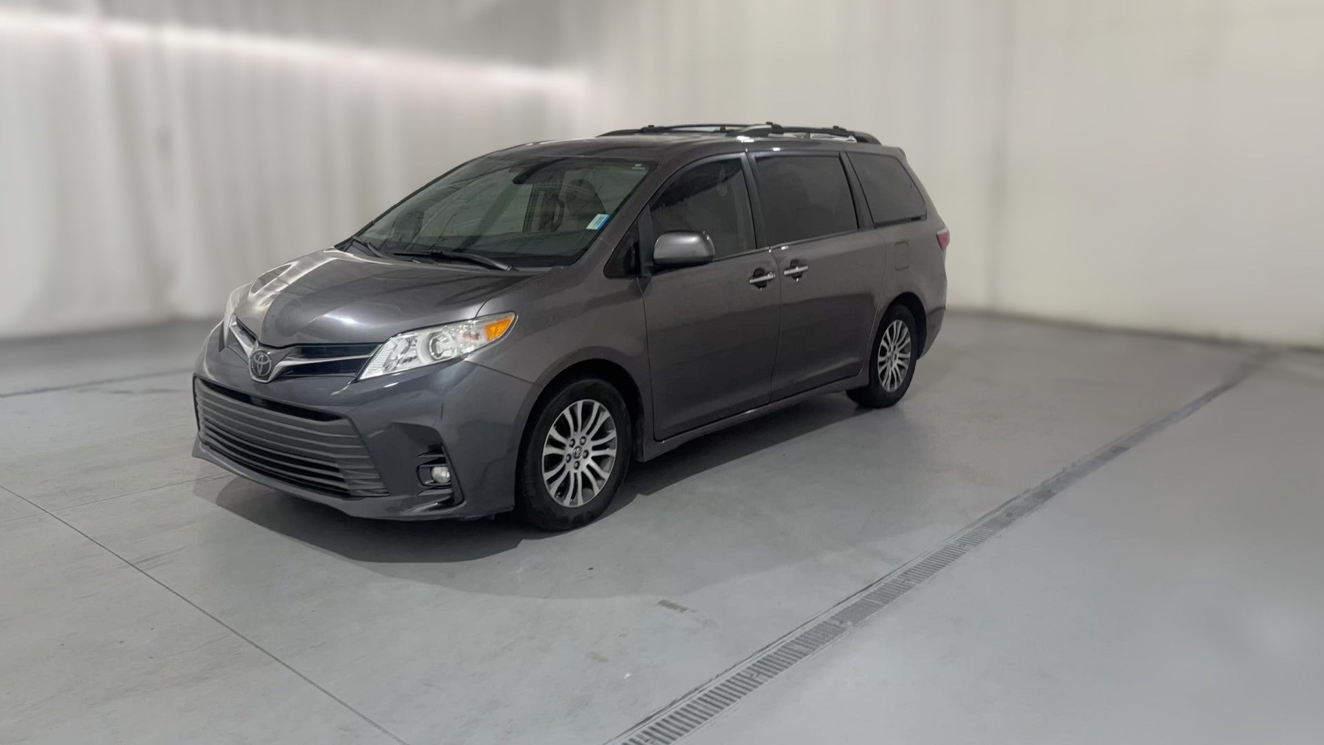2019 Toyota Sienna vehicle photo