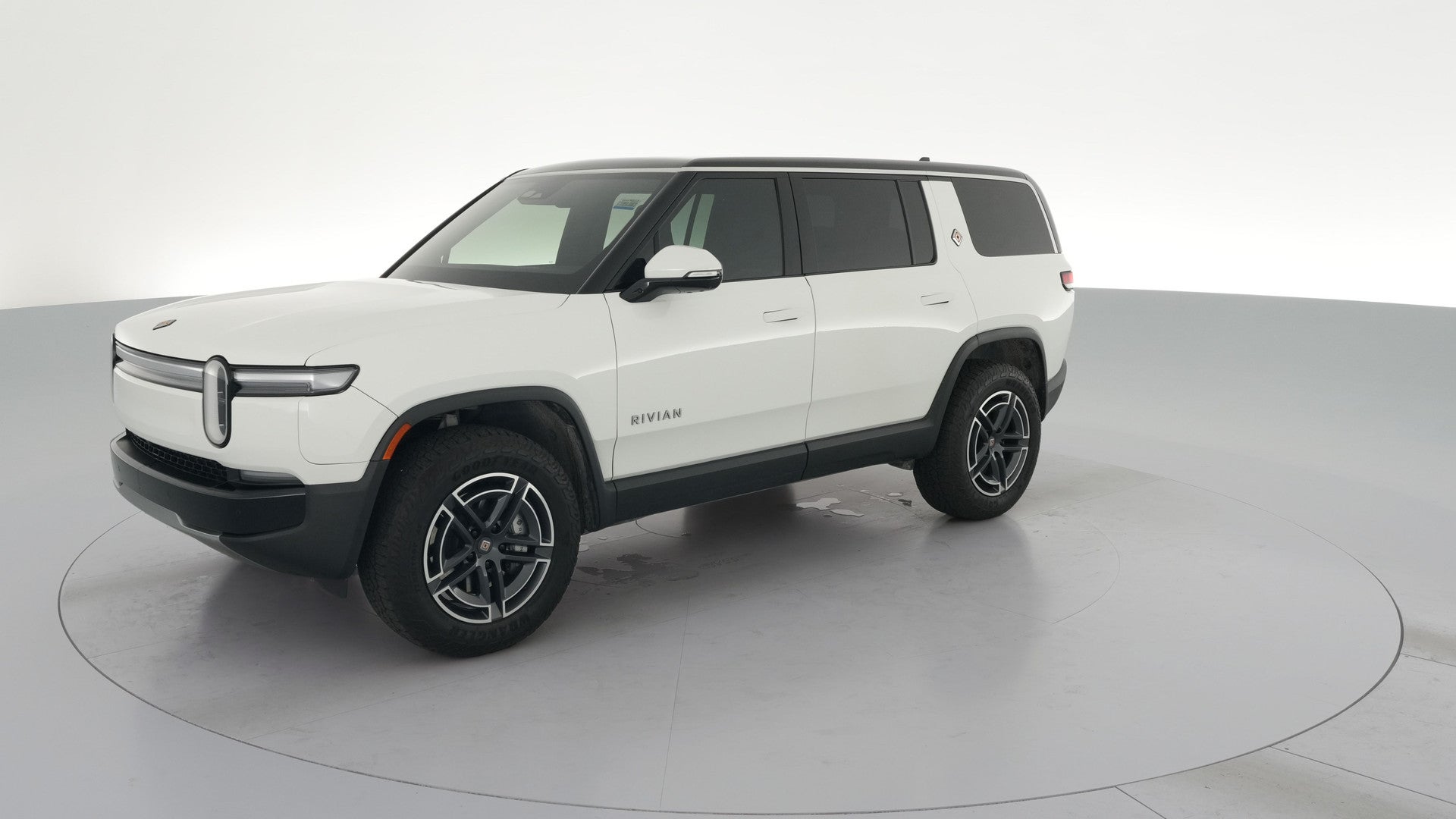 2025 Rivian R1S vehicle photo