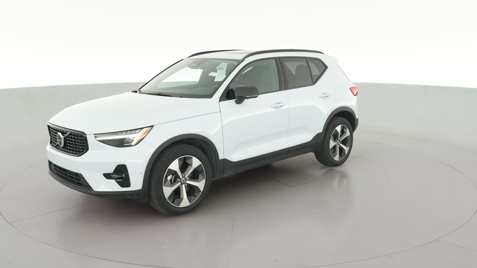 2026 Volvo XC40 vehicle photo