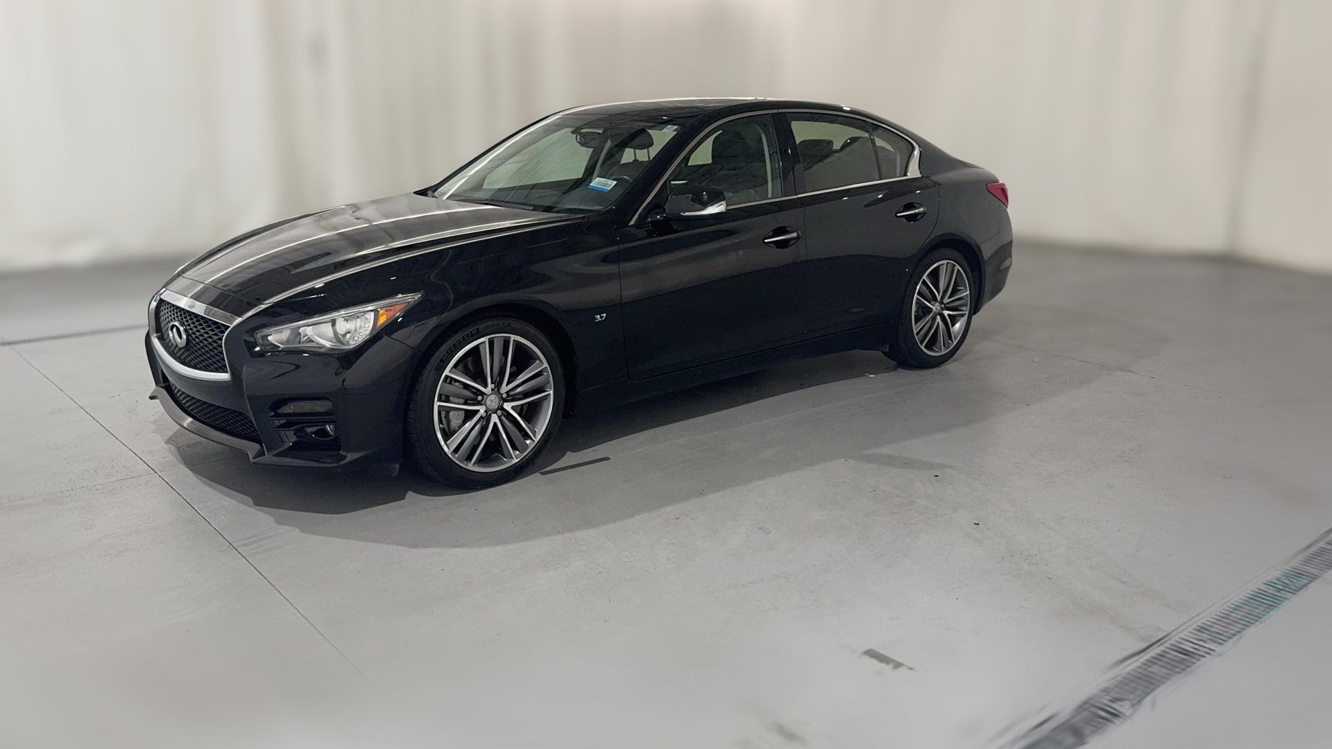 2015 INFINITI Q50 vehicle photo