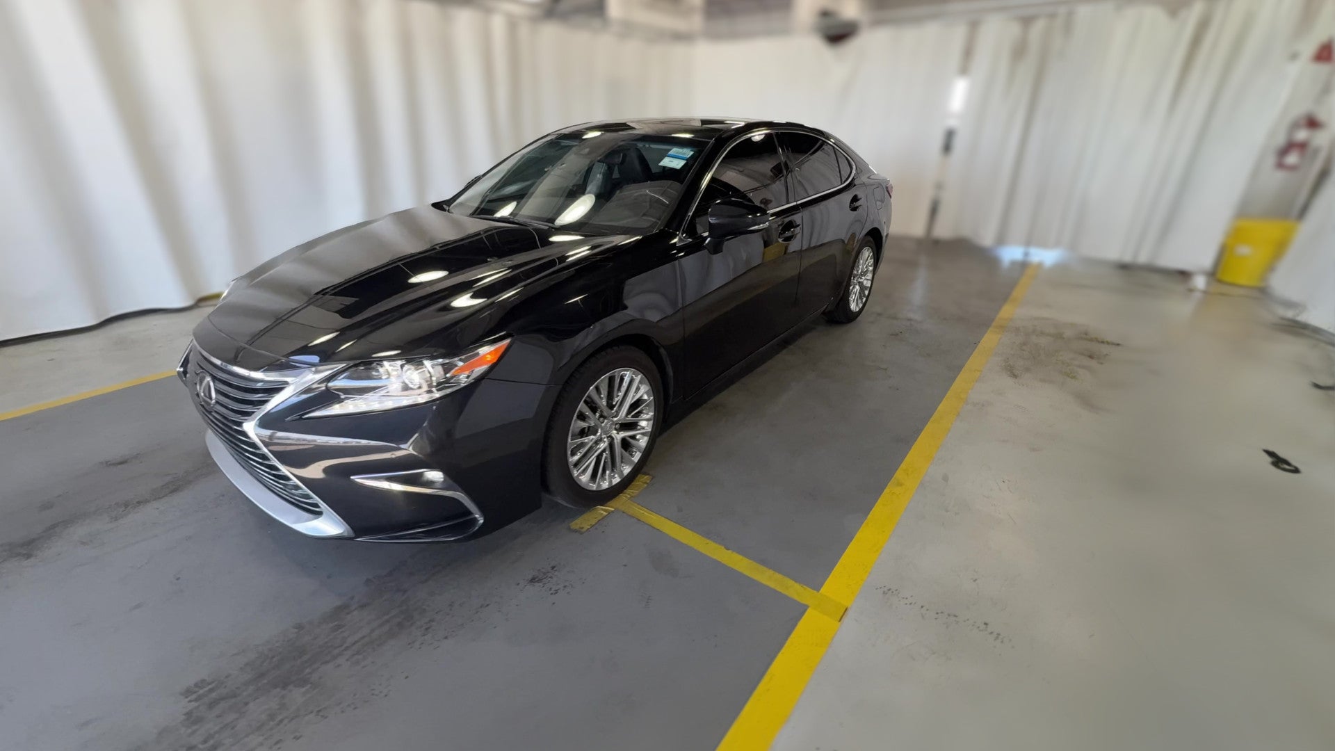 2018 Lexus ES vehicle photo