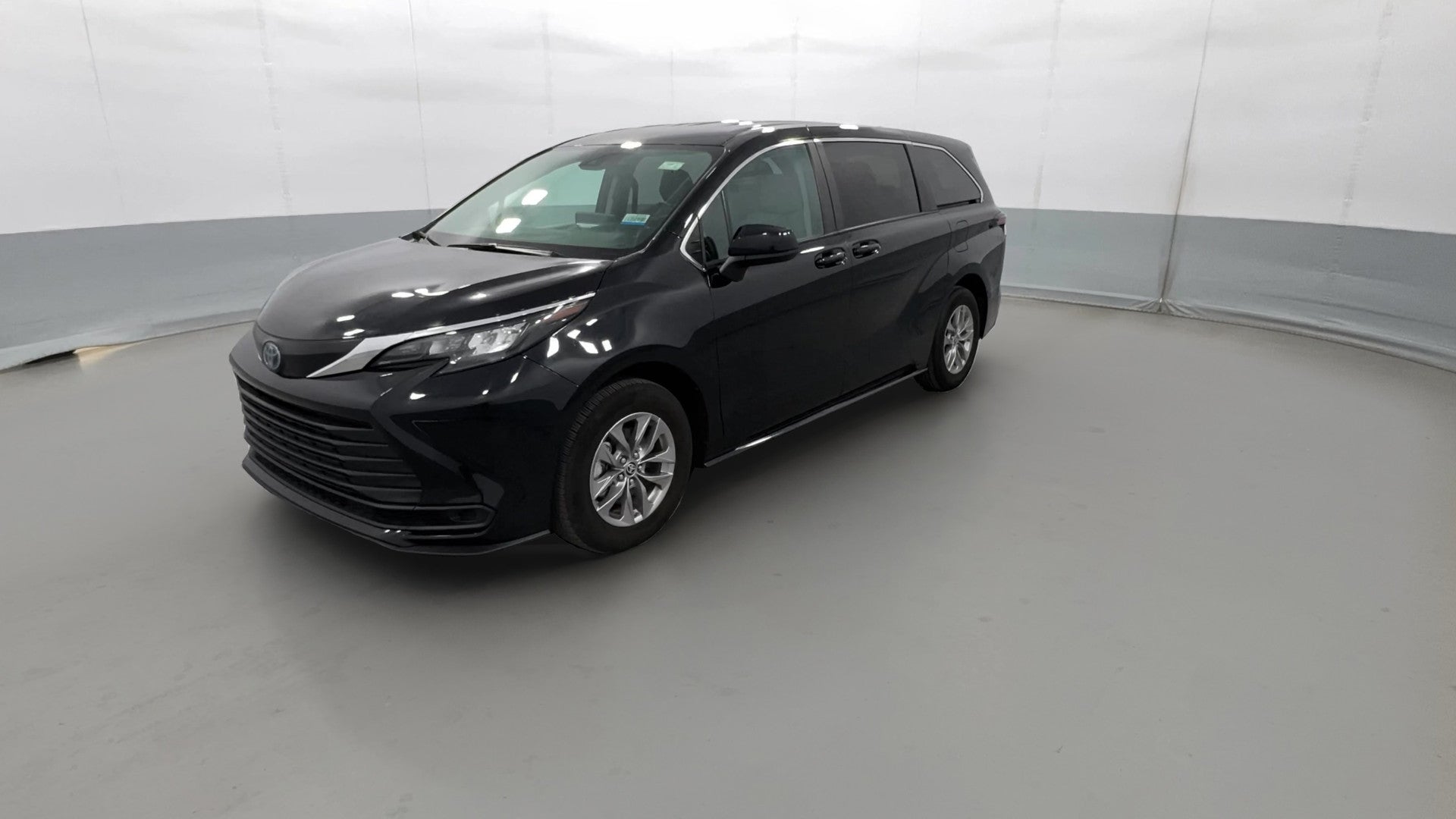 2024 Toyota Sienna vehicle photo