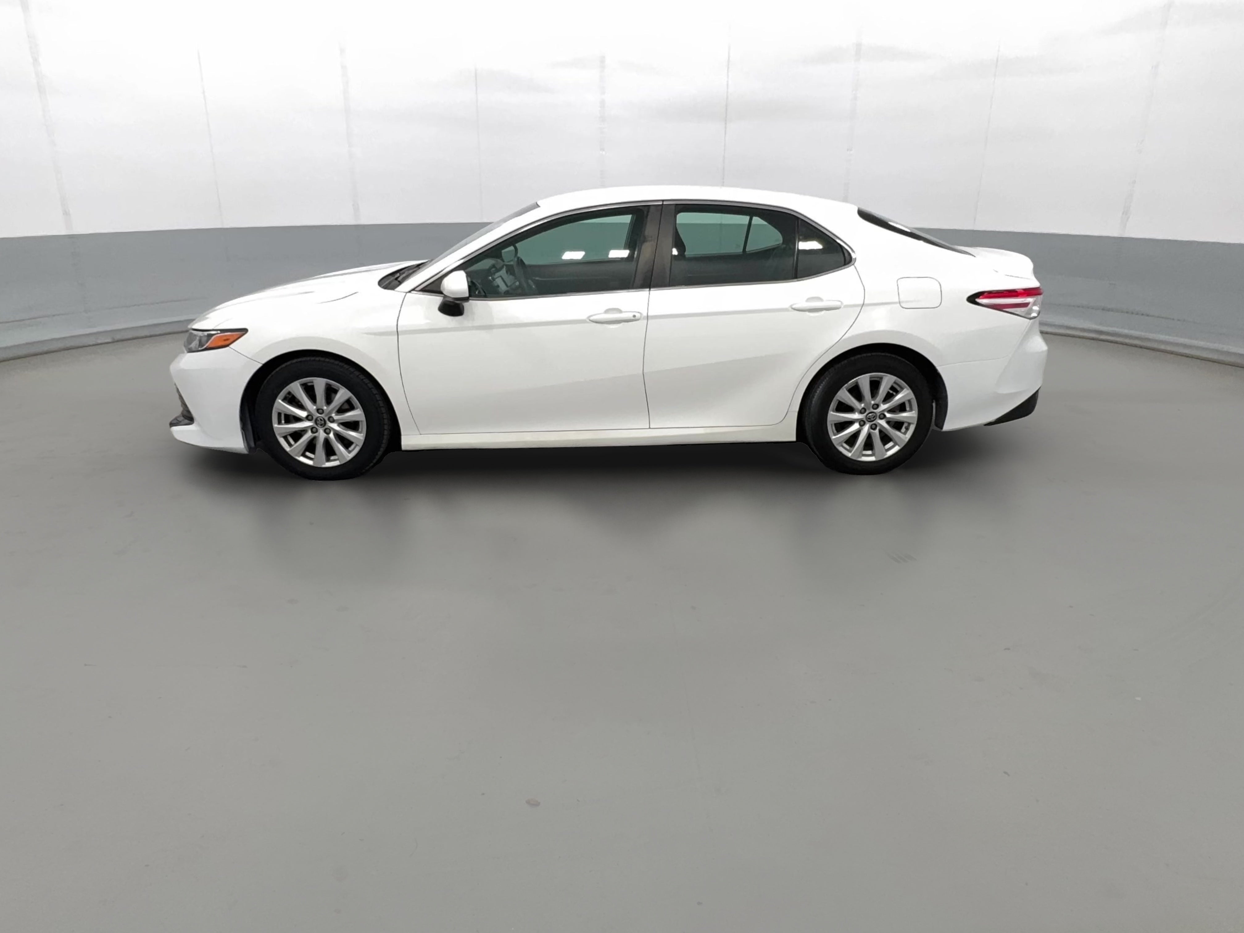 2018 Toyota Camry LE - Photo 27