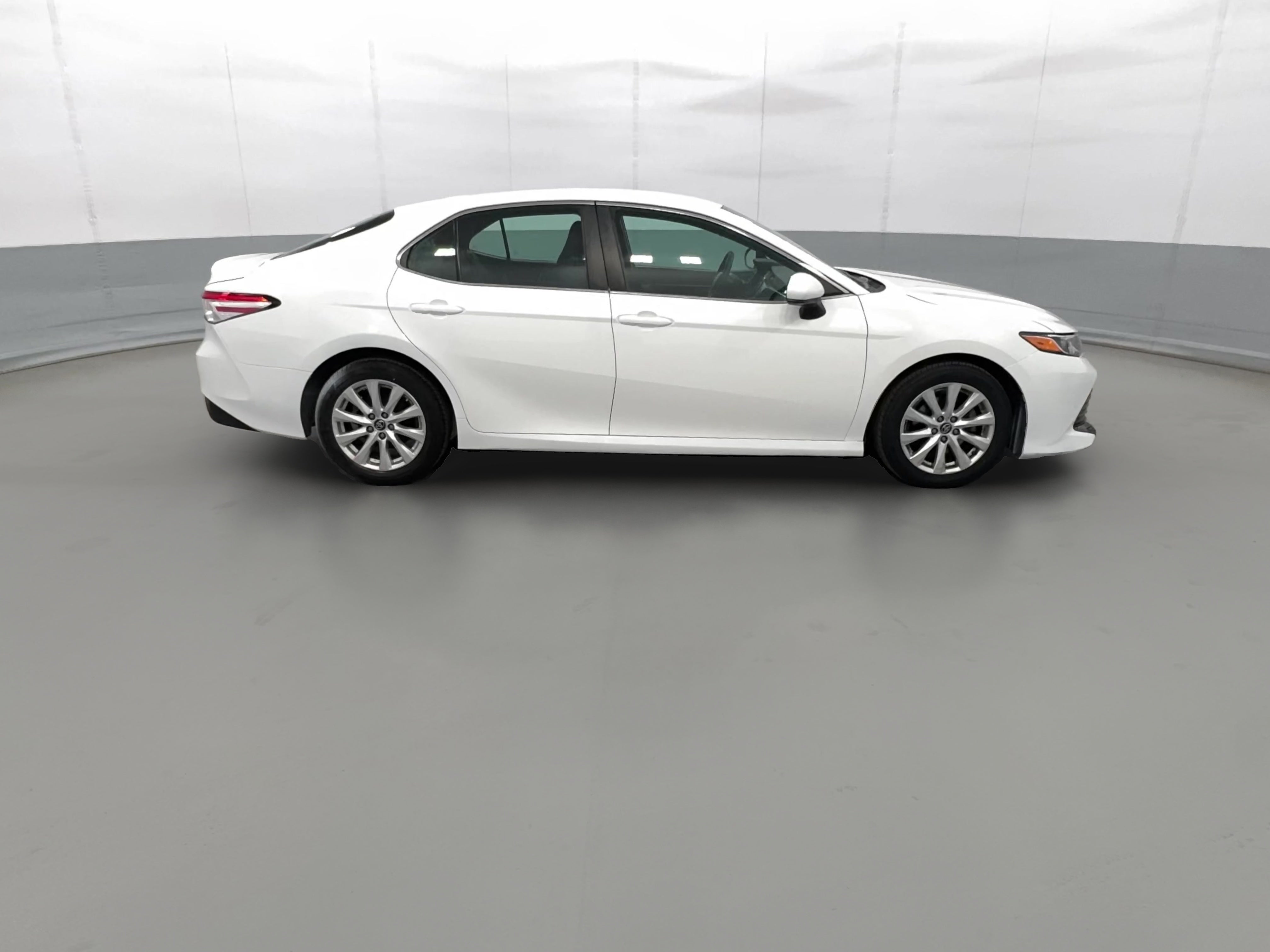2018 Toyota Camry LE - Photo 35