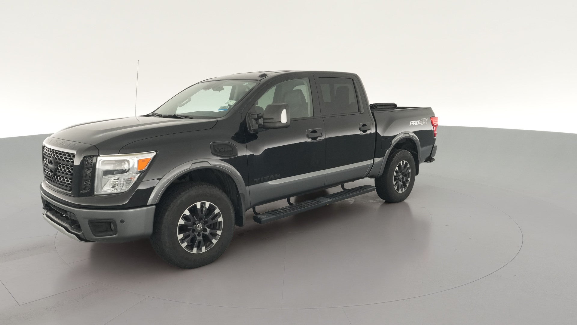 2017 Nissan Titan Crew Cab vehicle photo