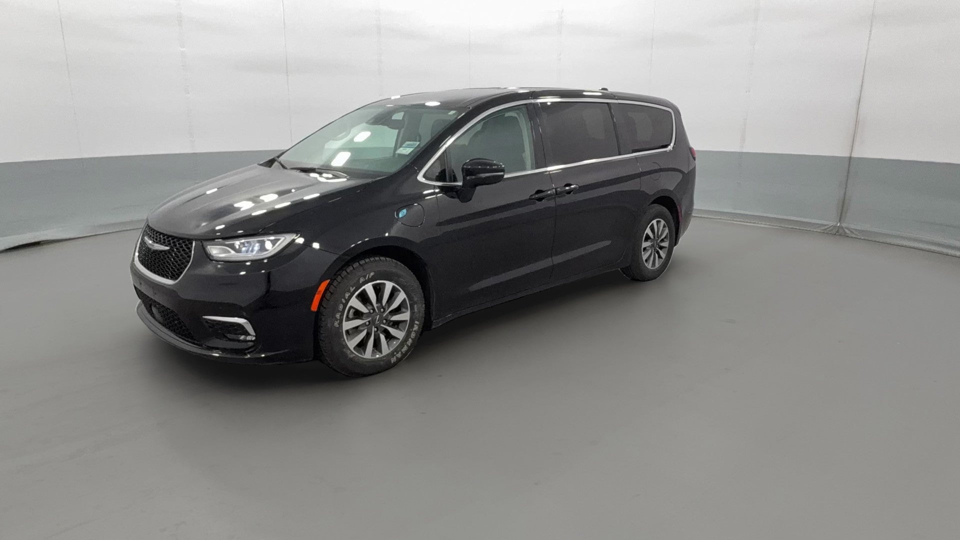 2024 Chrysler Pacifica Hybrid vehicle photo