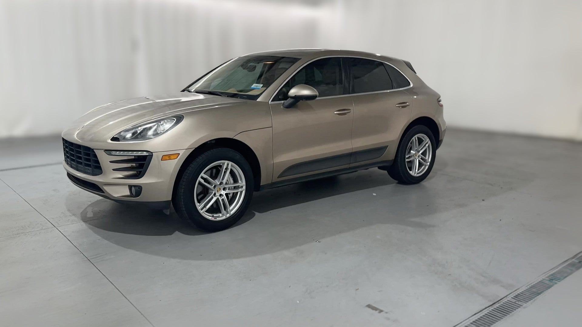 2016 Porsche Macan vehicle photo