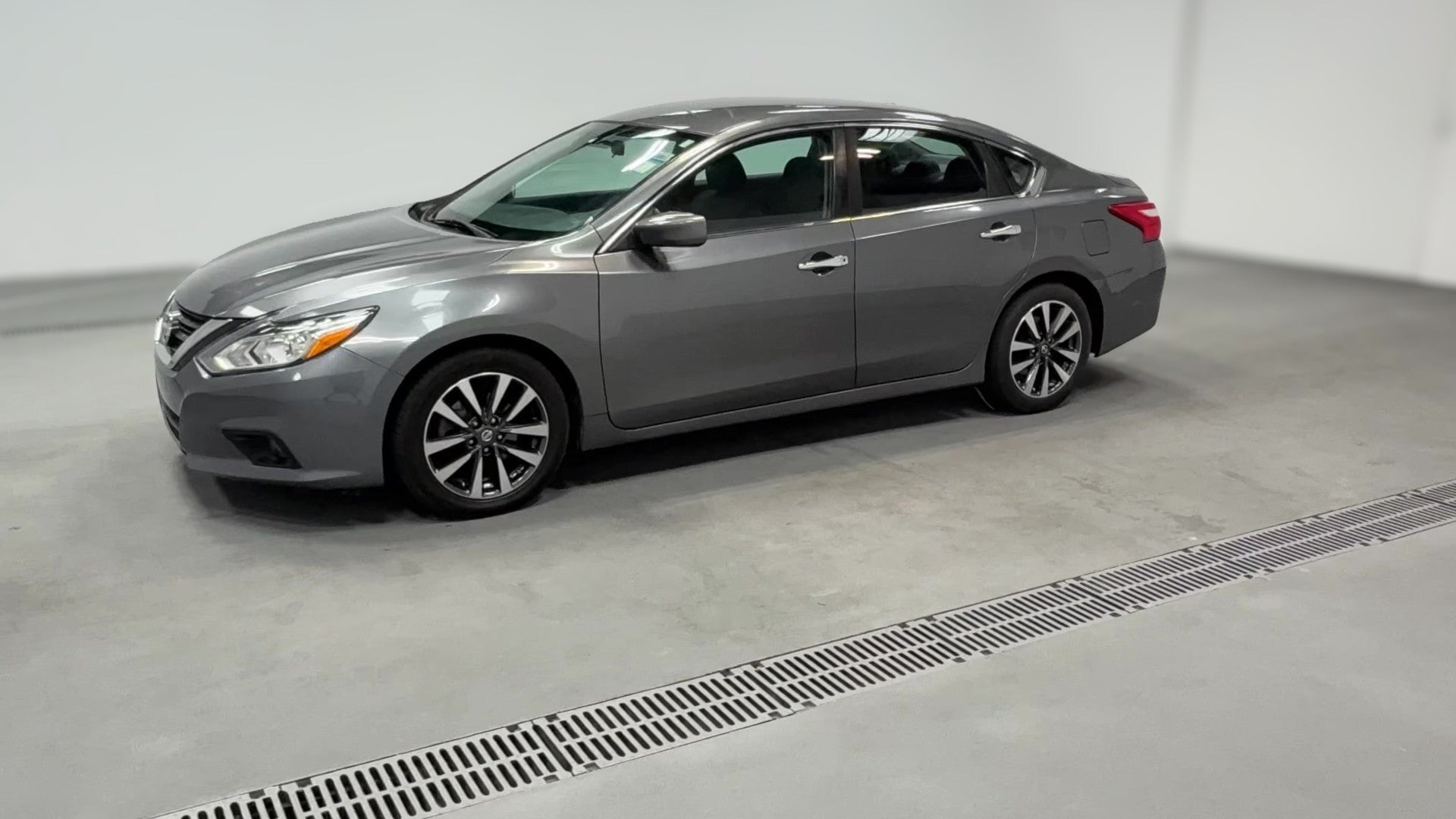 2017 Nissan Altima vehicle photo