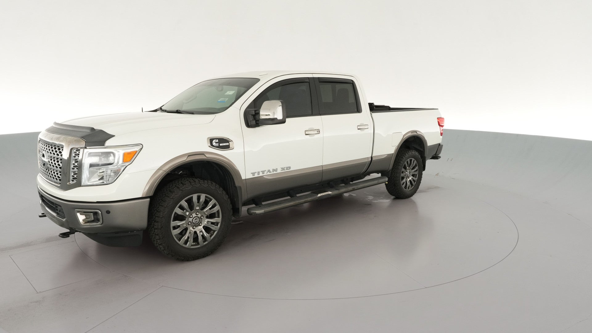 2018 Nissan TITAN XD Crew Cab vehicle photo