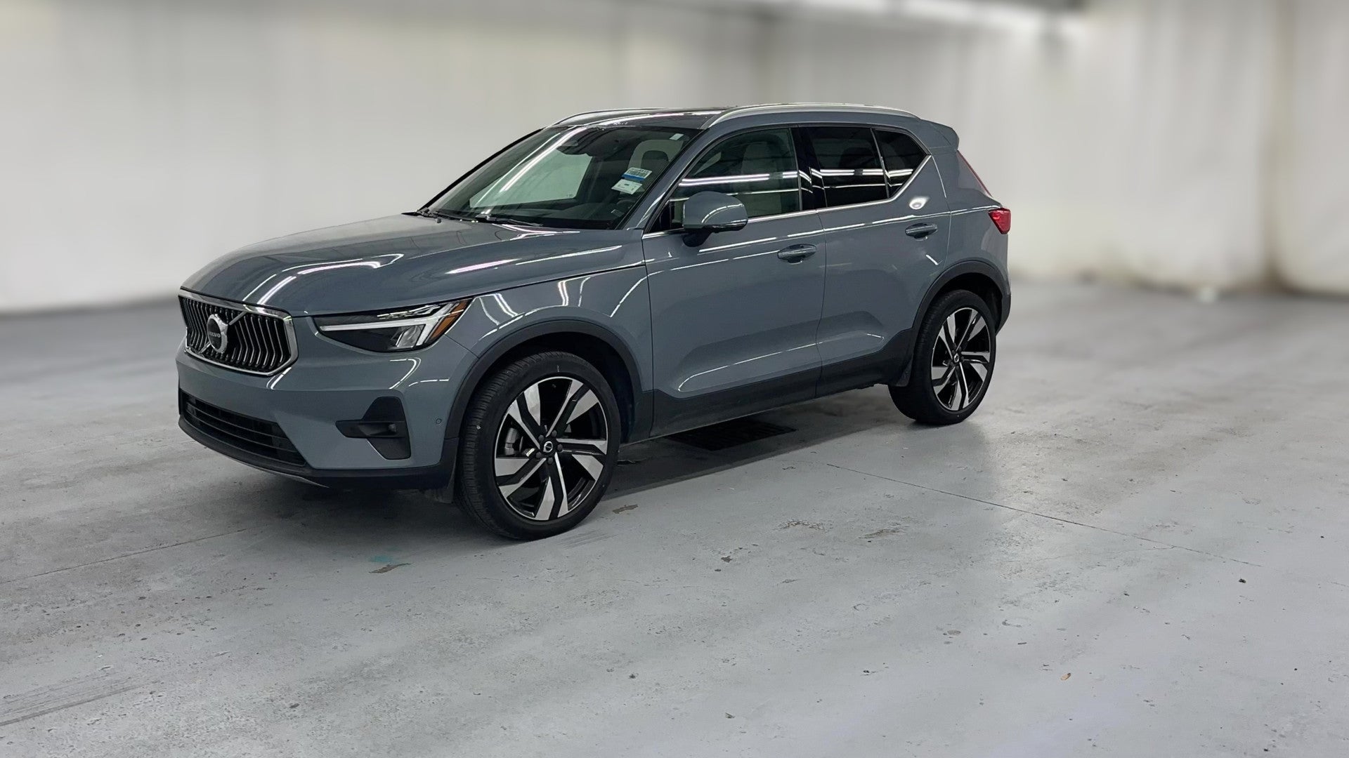 2023 Volvo XC40 vehicle photo