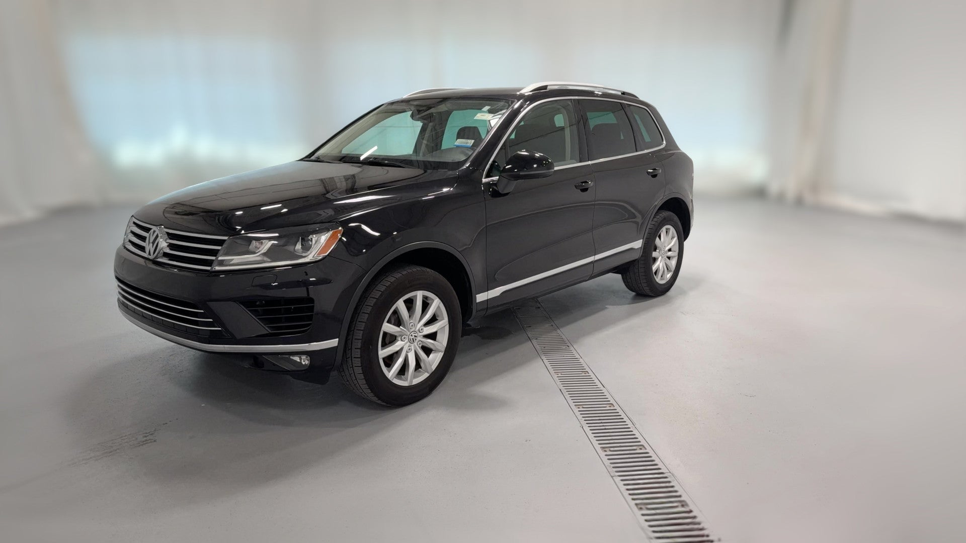 2017 Volkswagen Touareg vehicle photo