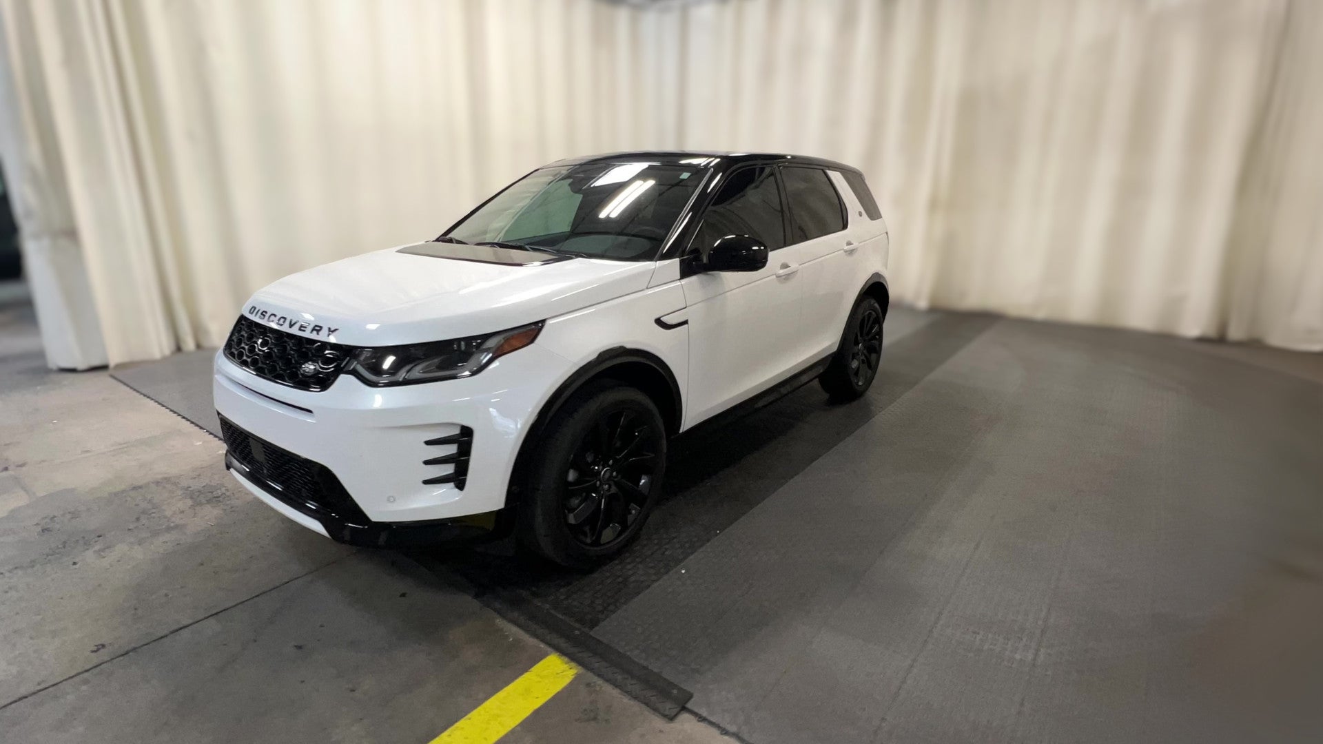 2024 Land Rover Discovery Sport vehicle photo