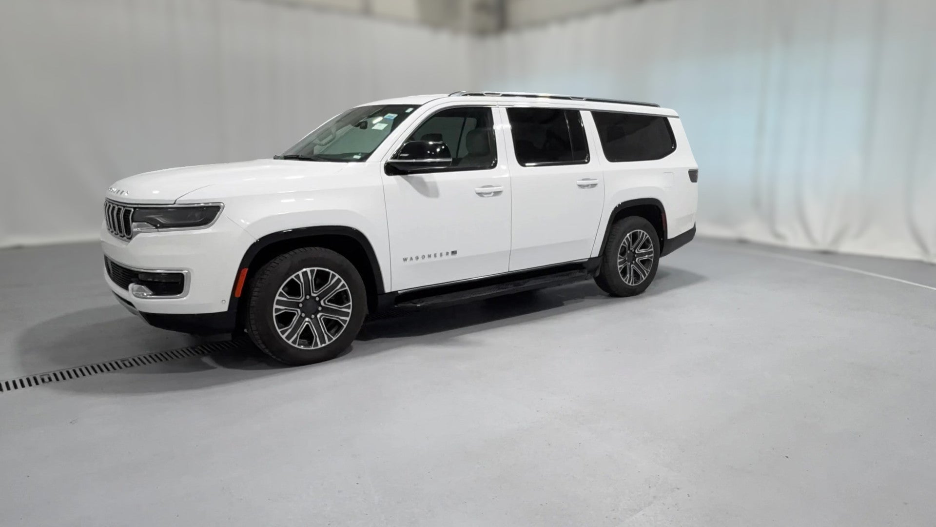 2023 Jeep Wagoneer L vehicle photo