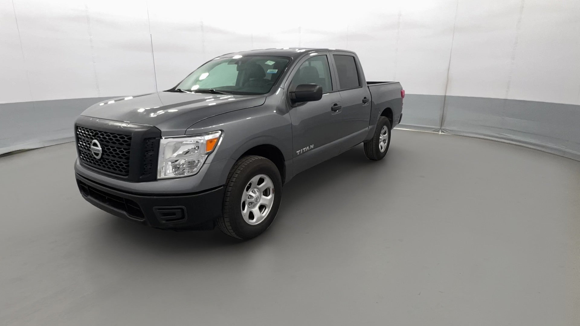 2017 Nissan Titan Crew Cab vehicle photo