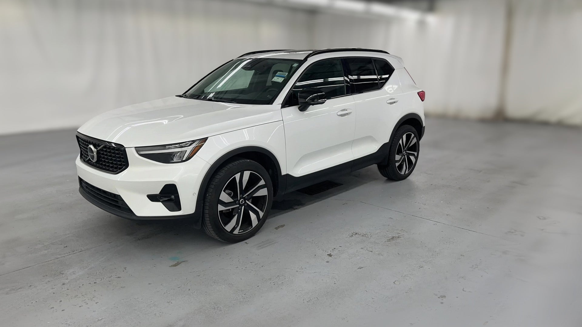 2024 Volvo XC40 vehicle photo