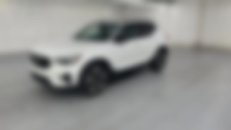 2024 Volvo XC40 vehicle photo