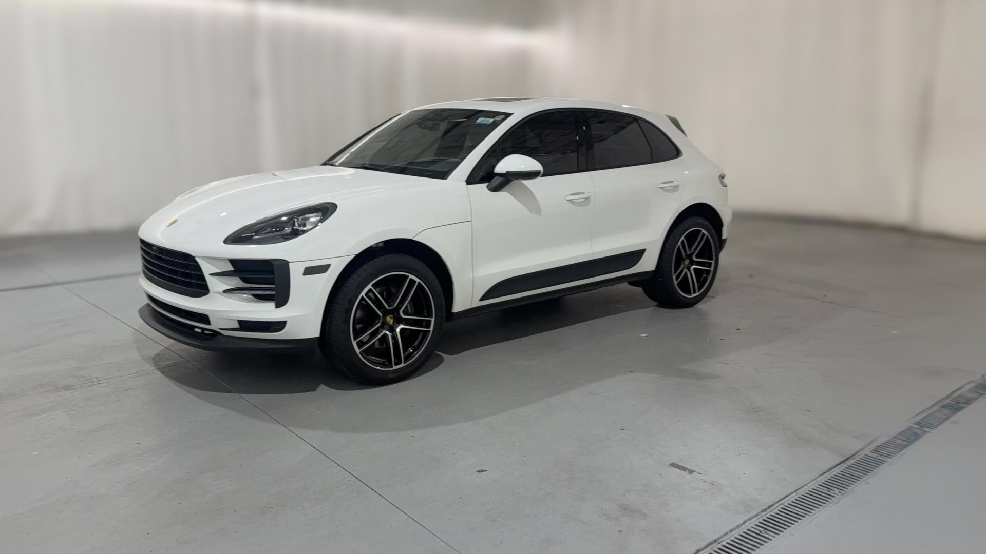 2021 Porsche Macan vehicle photo