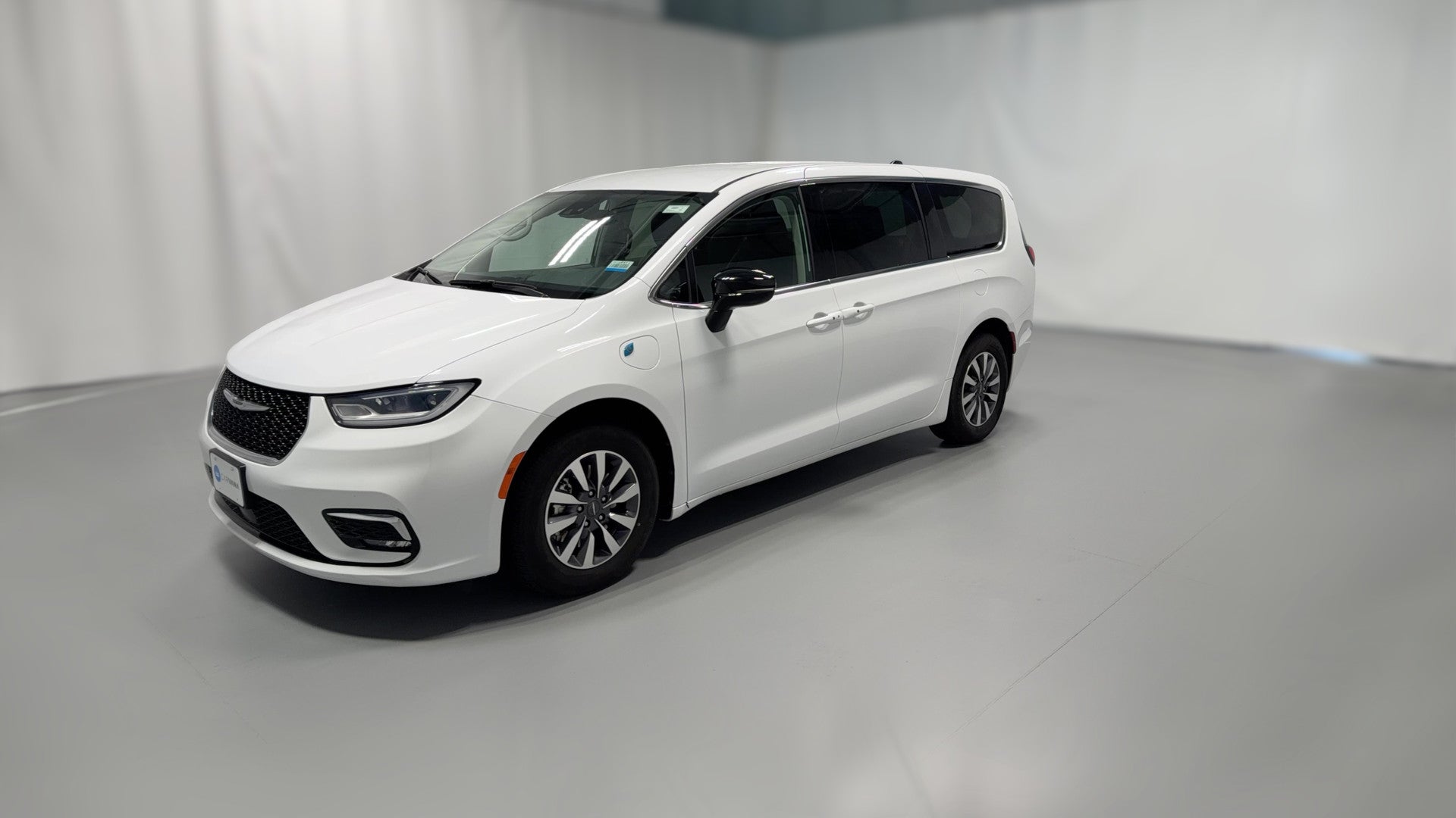 2024 Chrysler Pacifica Hybrid vehicle photo