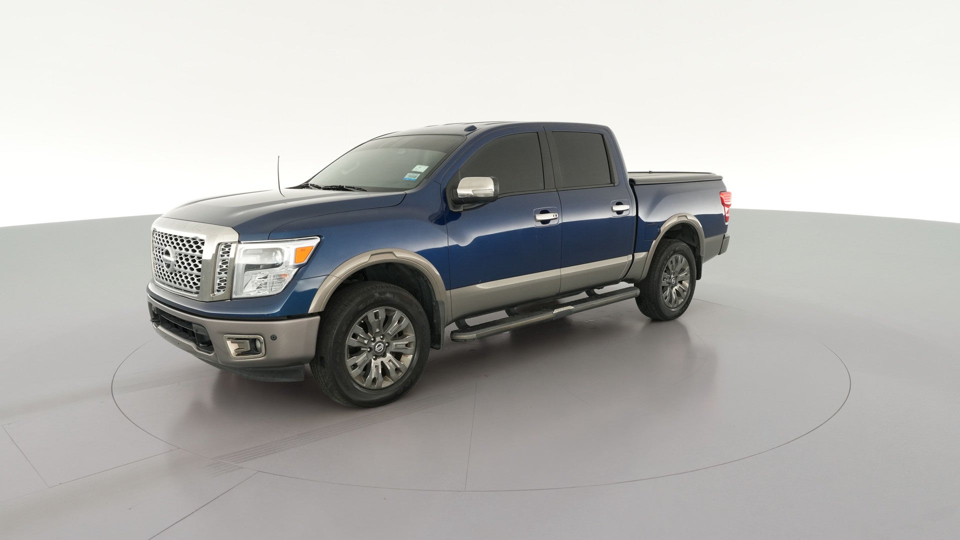 2018 Nissan Titan Crew Cab vehicle photo