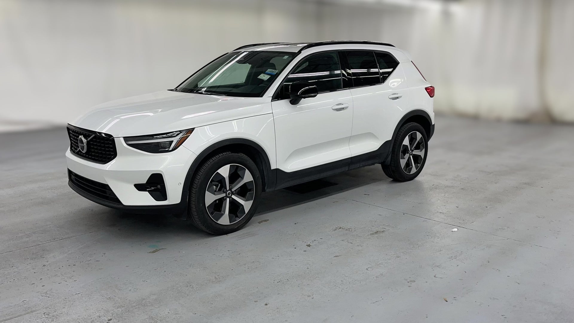 2026 Volvo XC40 vehicle photo