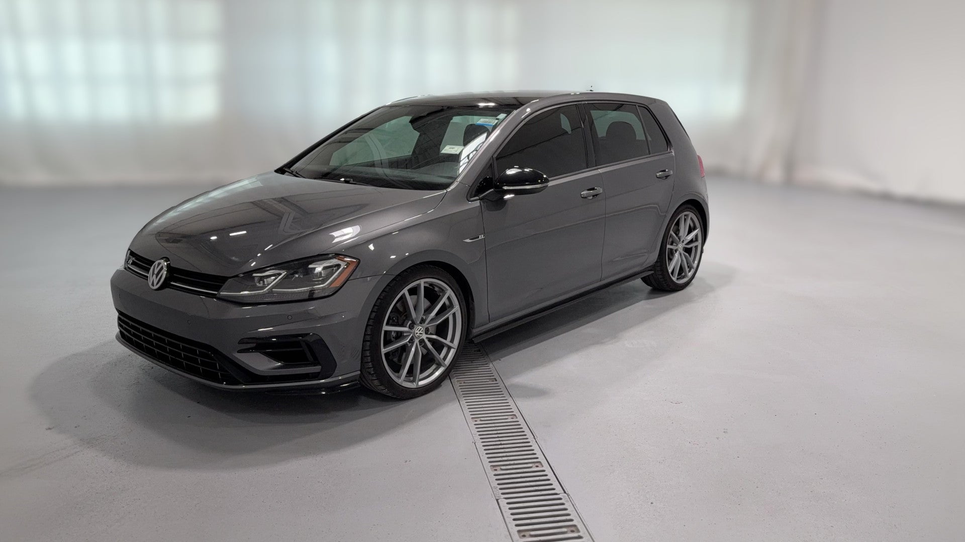 2018 Volkswagen Golf R vehicle photo