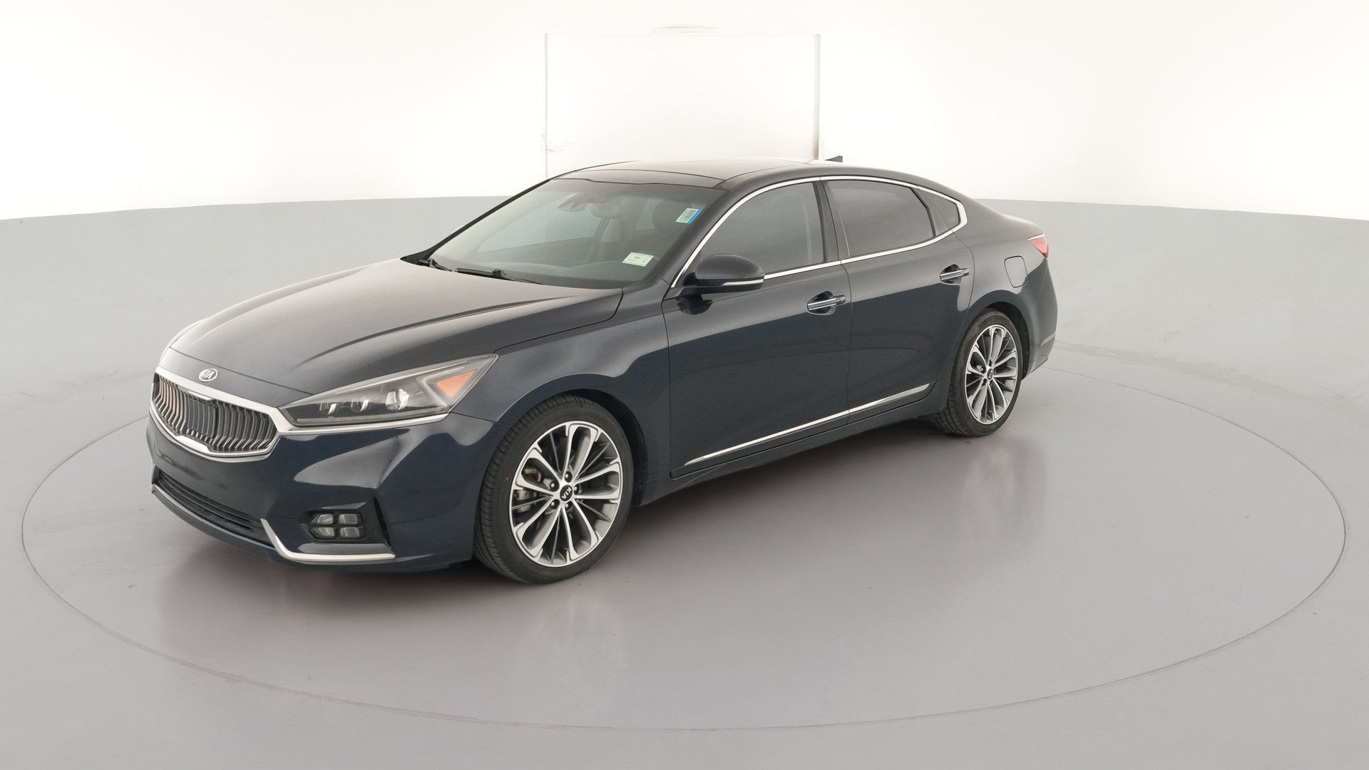 2017 Kia Cadenza vehicle photo