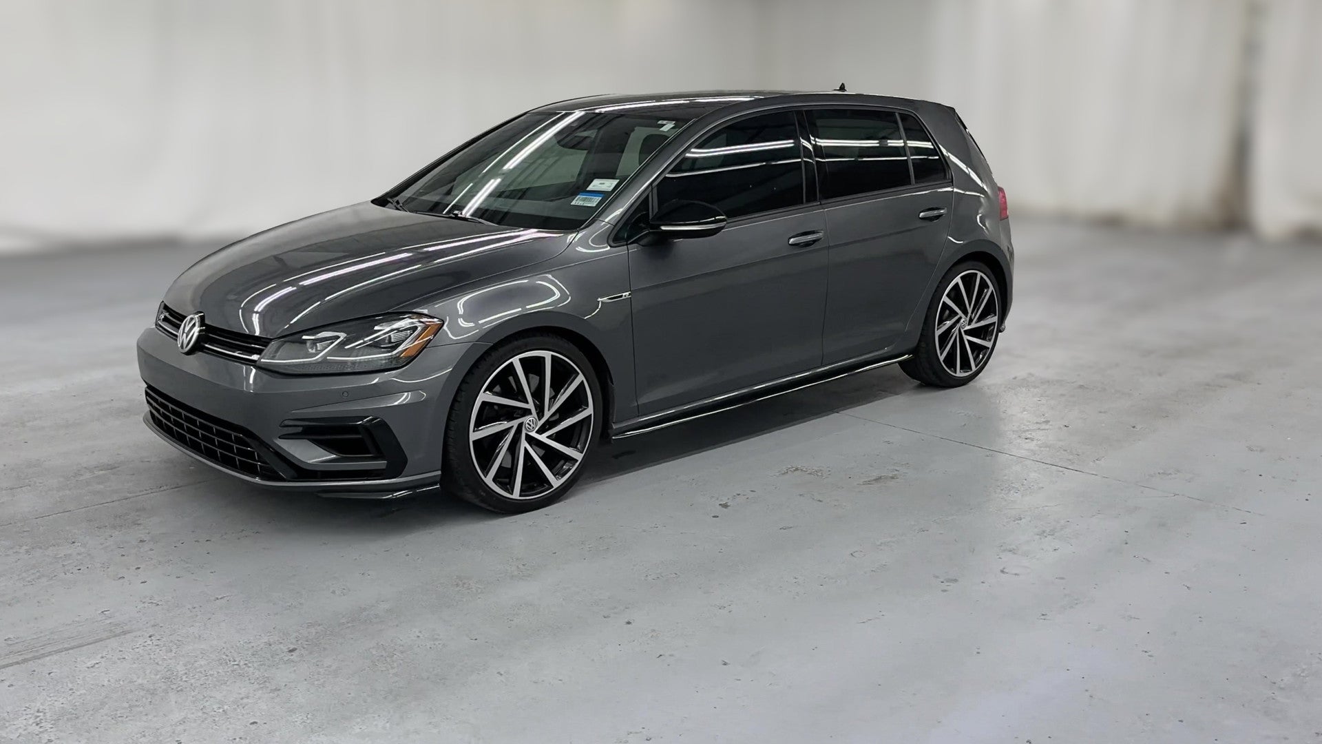 2018 Volkswagen Golf R vehicle photo