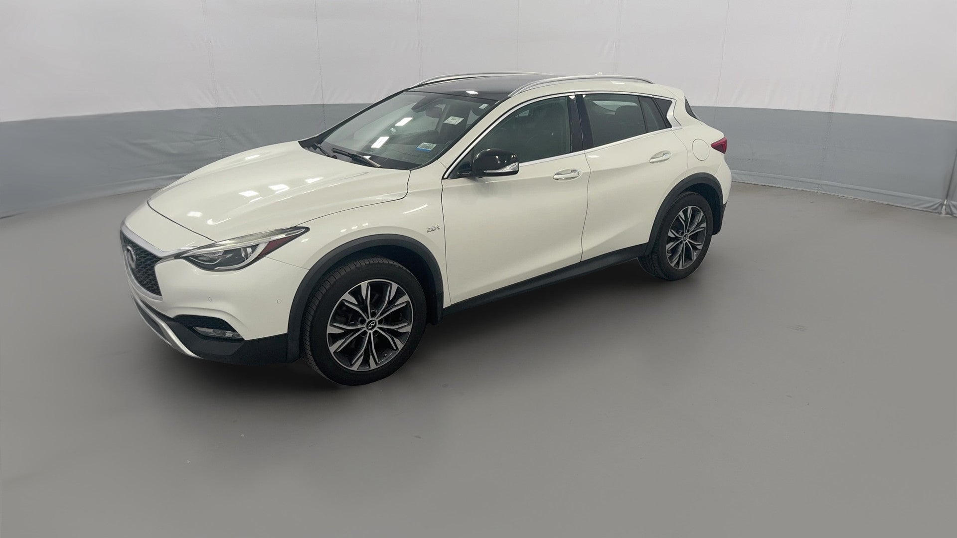 2018 INFINITI QX30 vehicle photo