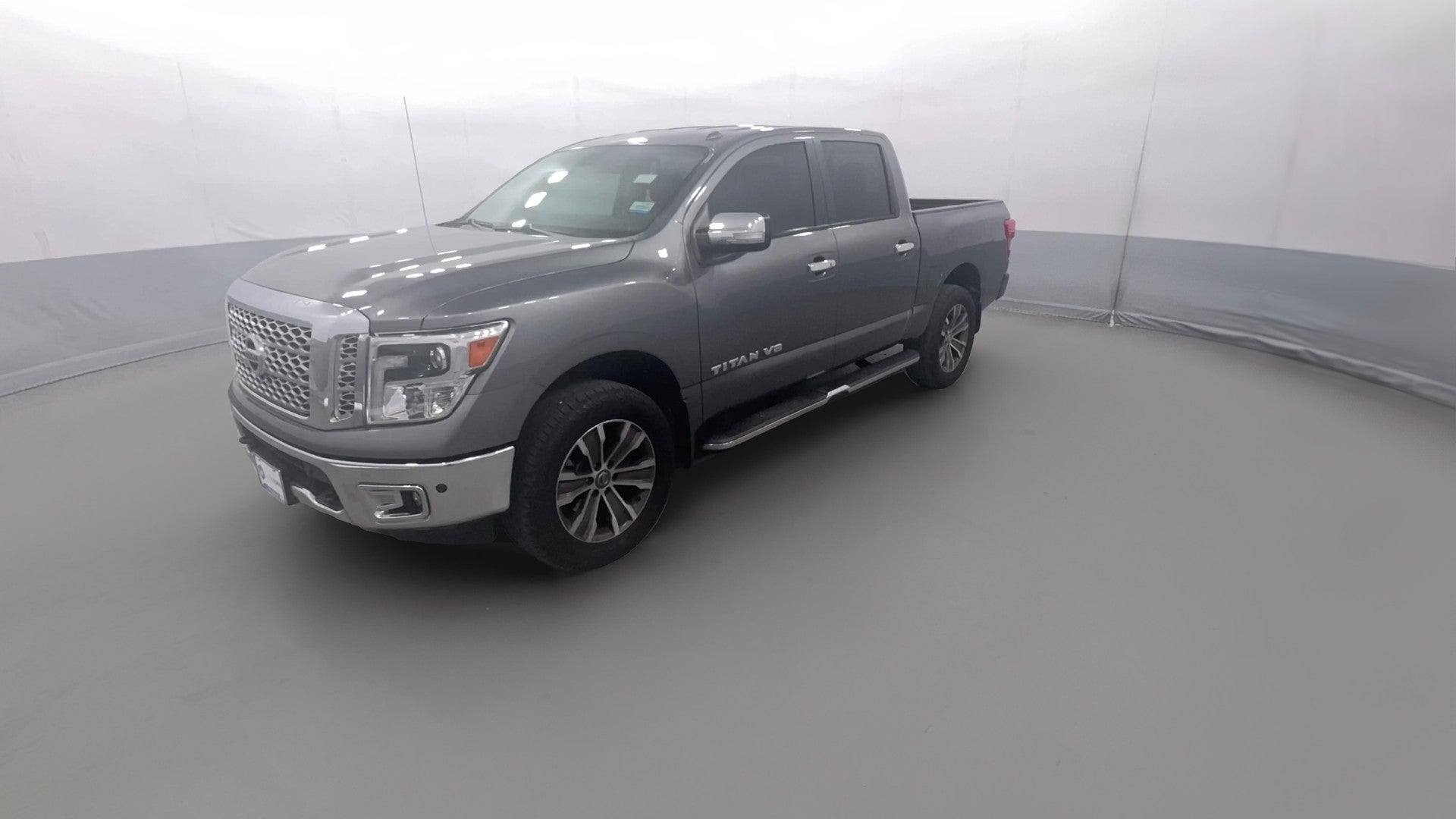 2018 Nissan Titan Crew Cab vehicle photo