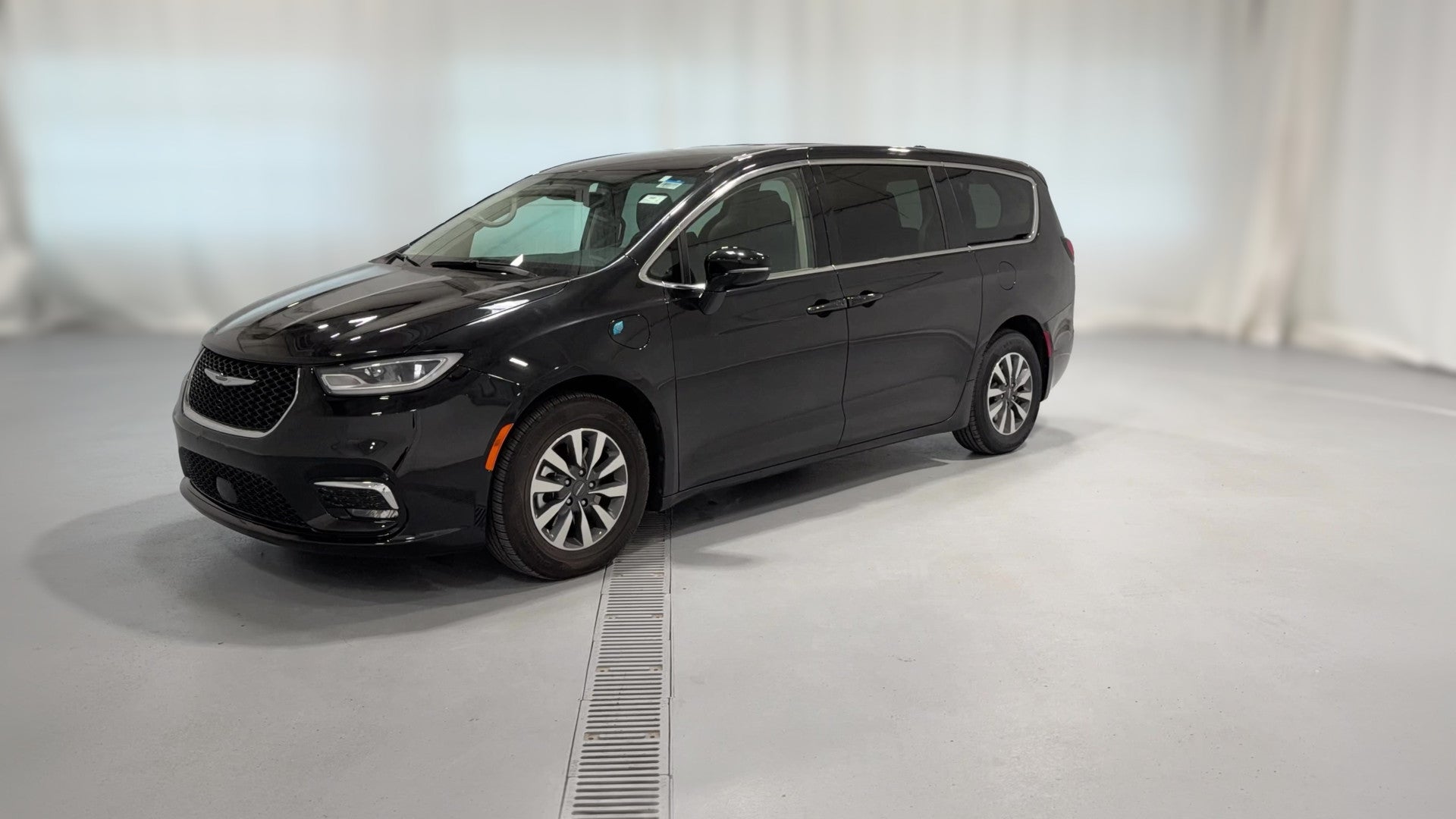 2024 Chrysler Pacifica Hybrid vehicle photo