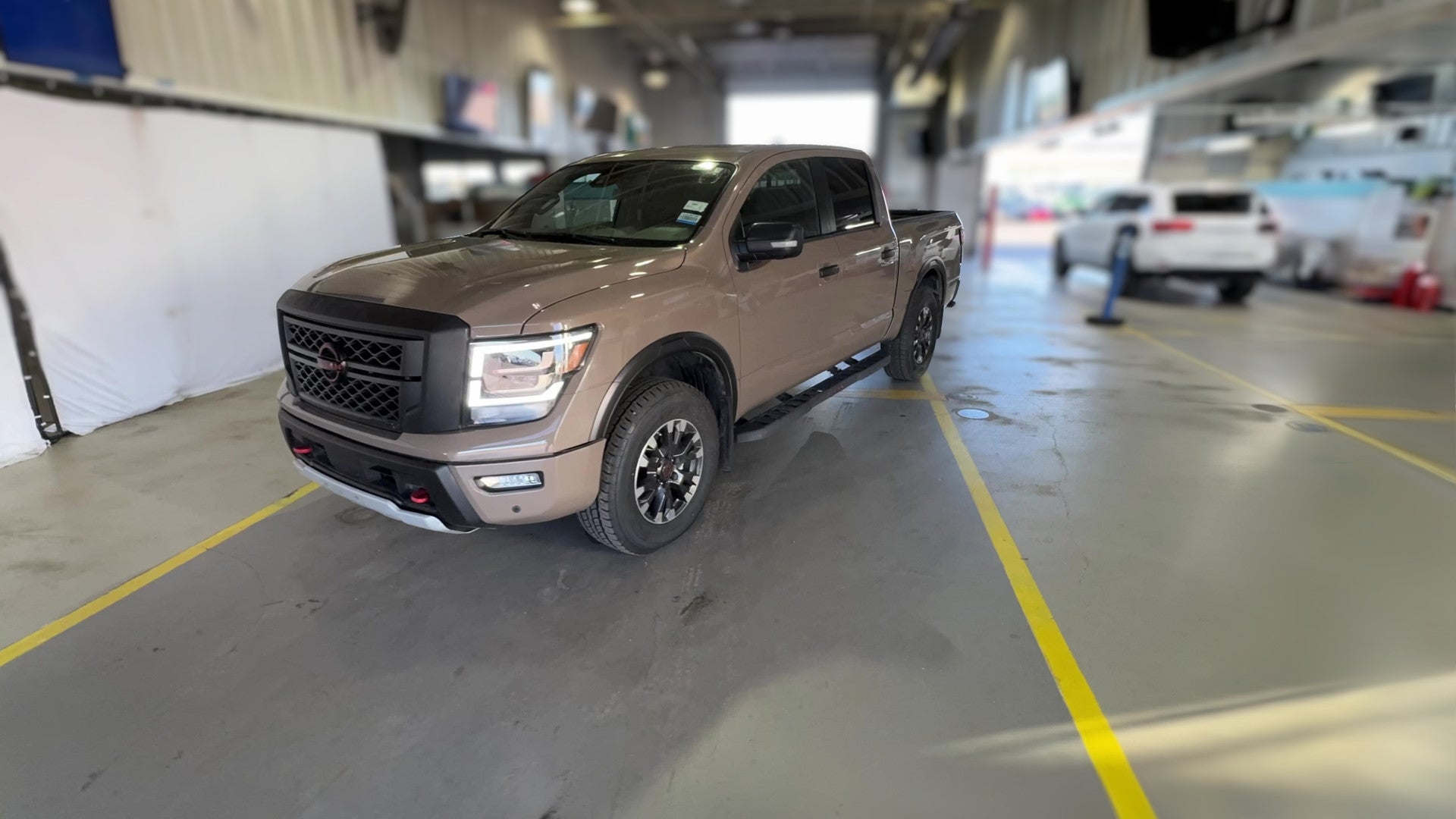 2023 Nissan Titan Crew Cab vehicle photo