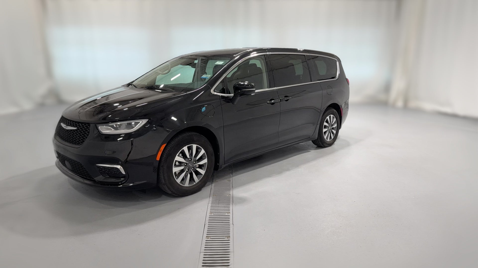2024 Chrysler Pacifica Hybrid vehicle photo